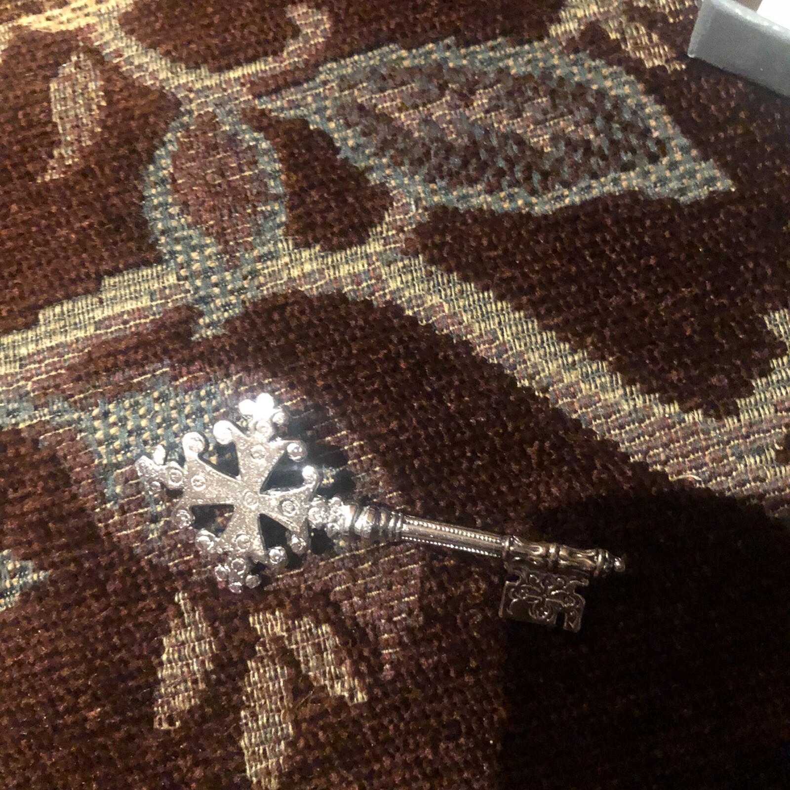 VINTAGE PIN BROOCH KEY Silver TONE None Magnetic