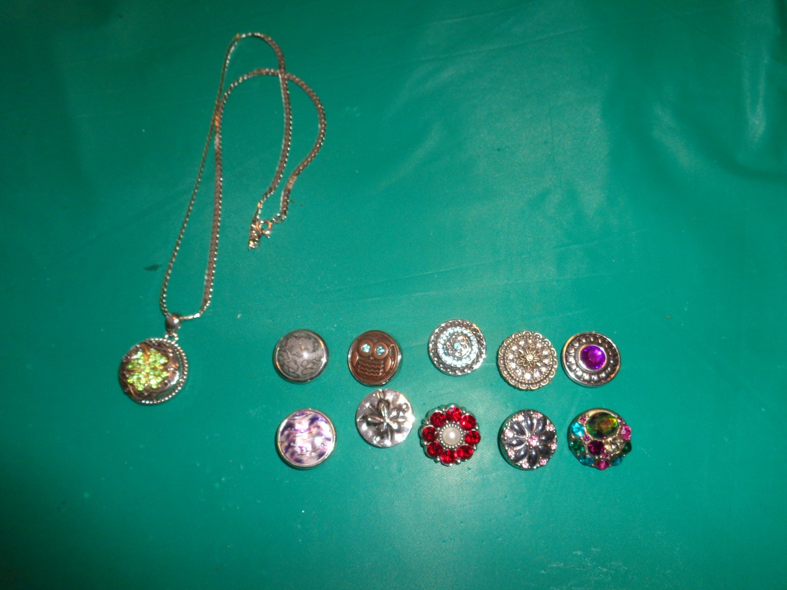Ginger Snaps Silvertone Shamrock/Clover + 10 Other Snaps Pendant Necklace