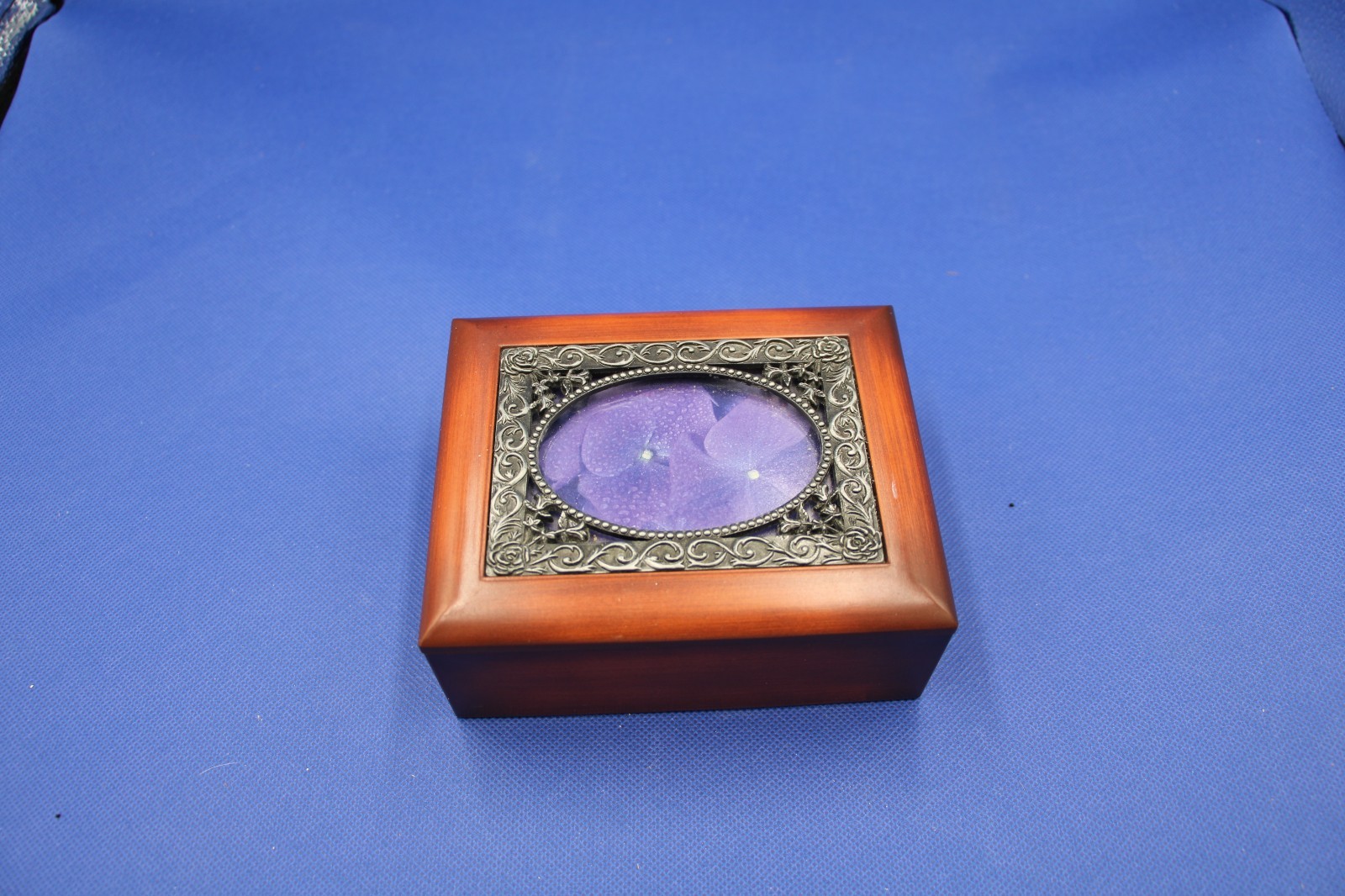 Small Wooden Jewelry box with 10 assorted vintage brooches