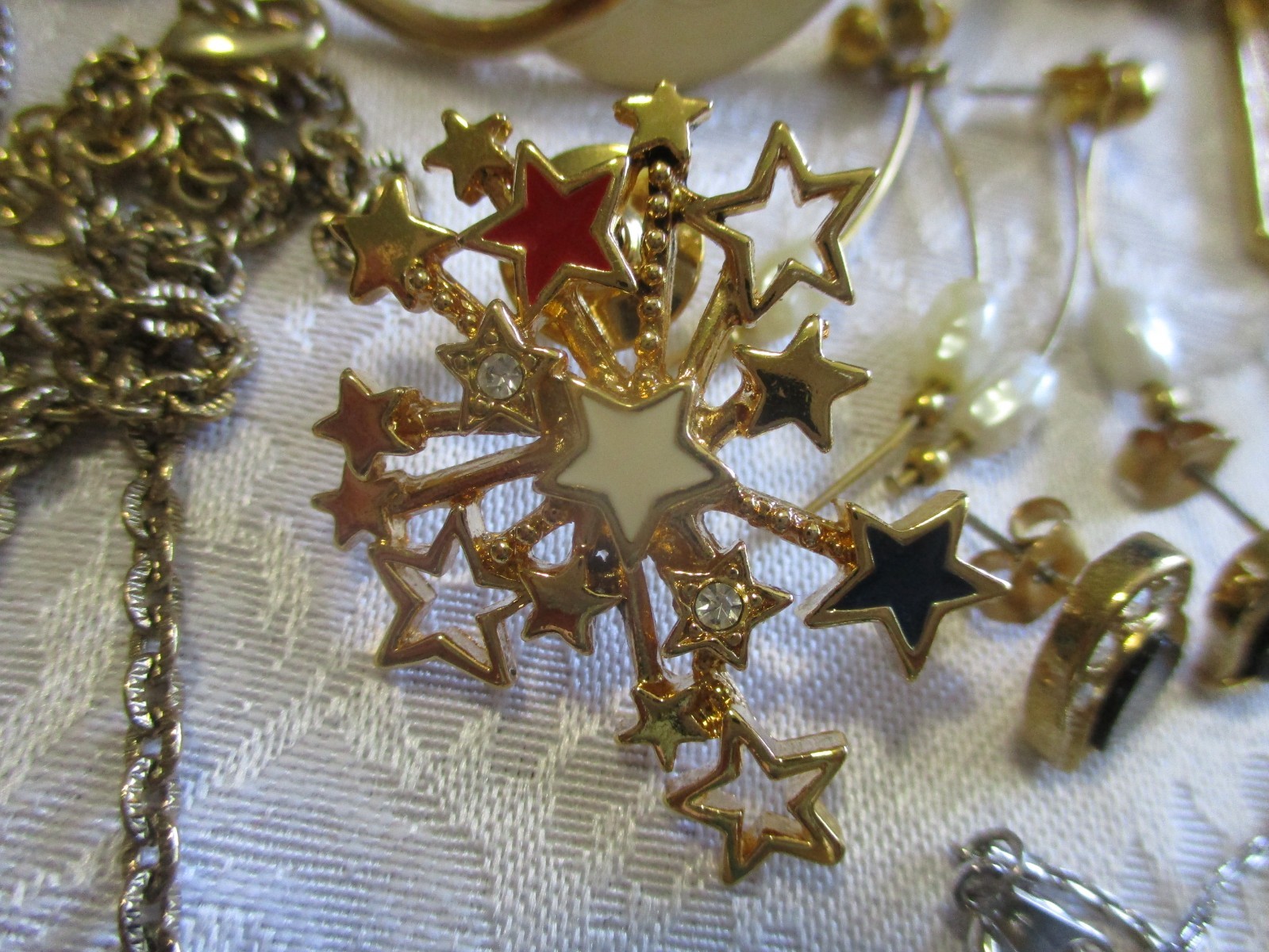 VINTAGE JEWELRY LOT 50 ALL SIGNED AVON NECKLACE BRACELET BROOCH PIERCED EARRINGS