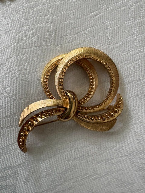 Vintage Monet Gold Tone Ribbon Swirl Brooch – 2″ x 2¼” – Signed – Excellent Cond