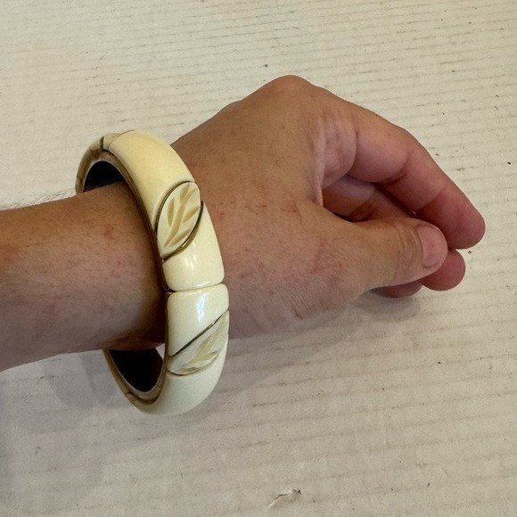 Vintage Lucite Bangle Bracelet 1950s Hinged Clamper MCM 60s Cream Gold Jewelry