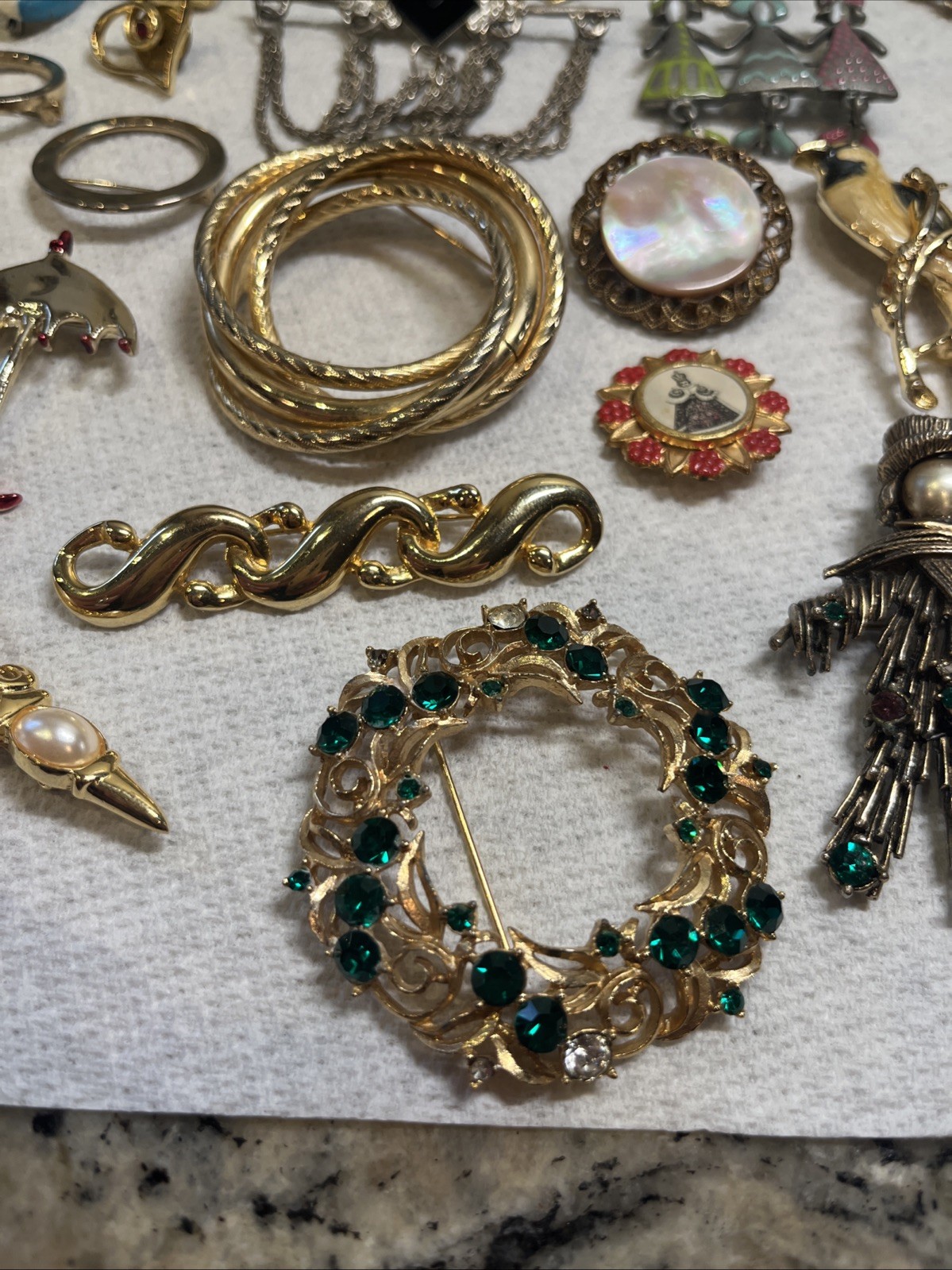 Vintage Brooch Pin Lot Gold Tone Silver Tone Mixed Materials 33 Pc Stones Ect