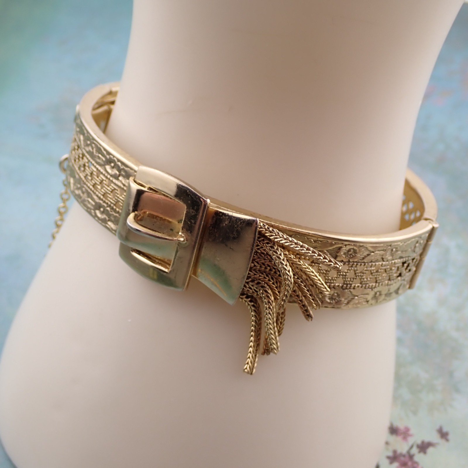 Whiting Davis Foxtail Chain Fringe Gold Tone Hinged Buckle 6.75″ Bracelet Safety