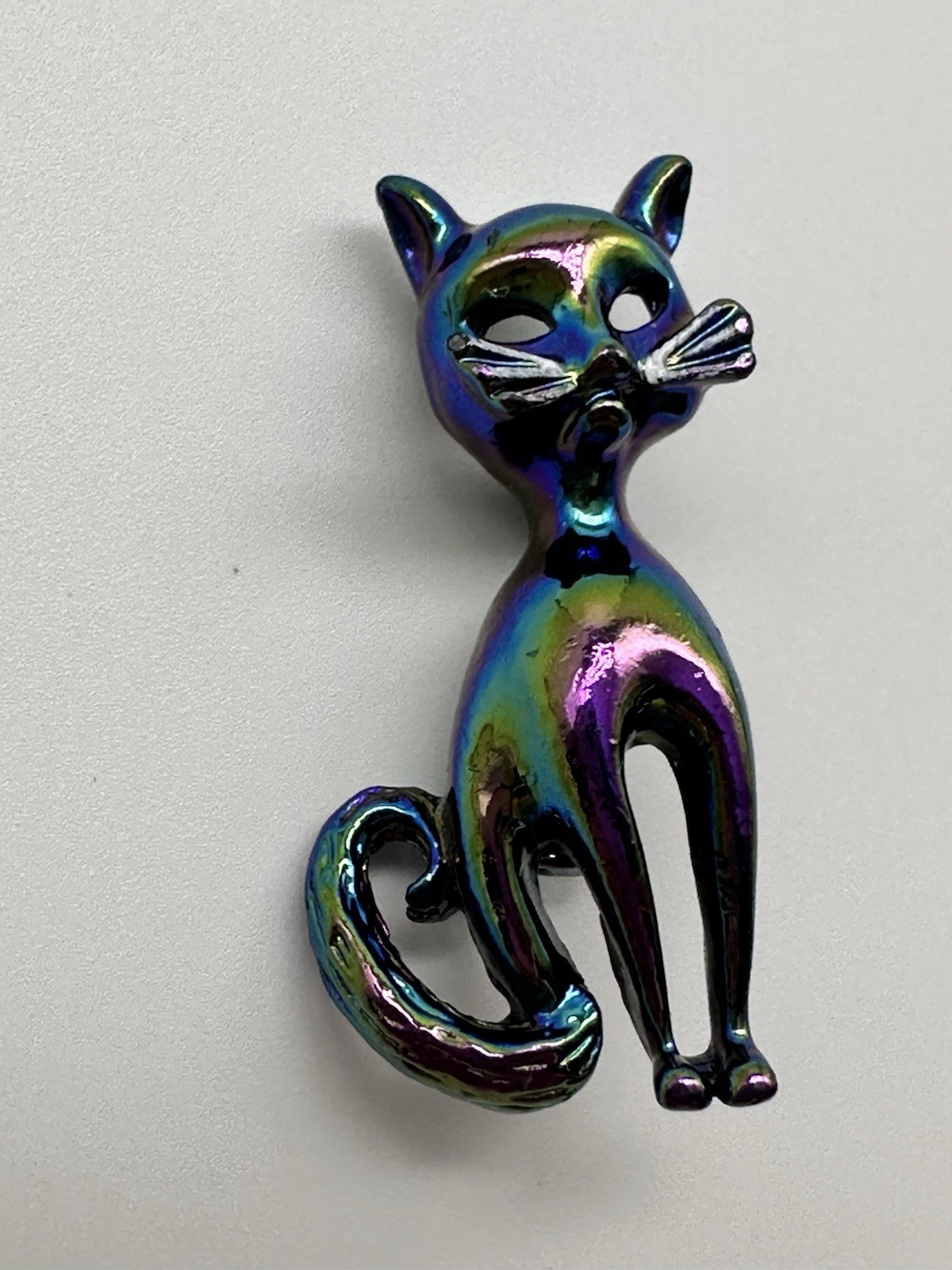 EXCELLENT VTG. 70’s IRIDESCENT BLACK ENAMEL SITTING CAT FIGURAL BROOCH PIN