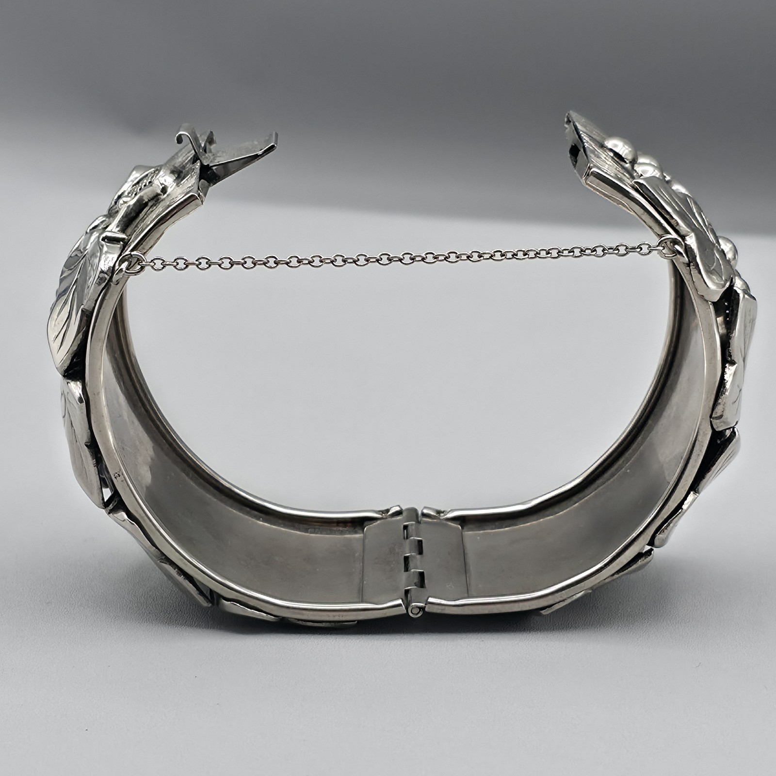 Vintage Wide Hinged Cuff Bracelet Silver Tone Grapevine Ivy Leaf Safety Chain…