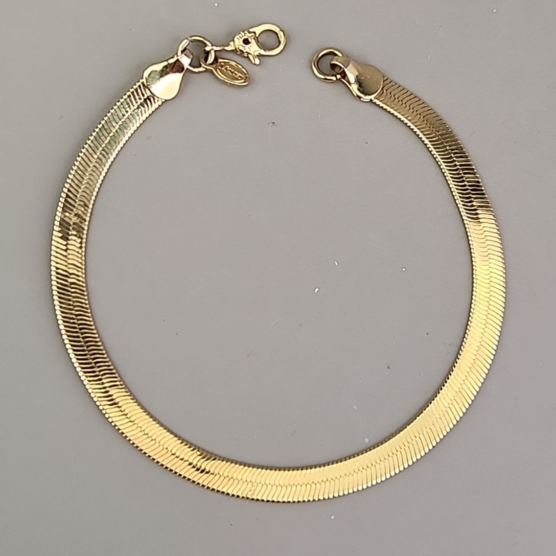 Vintage Monet Herringbone Chain Bracelet Flat Gold Tone 4mm 7.25″