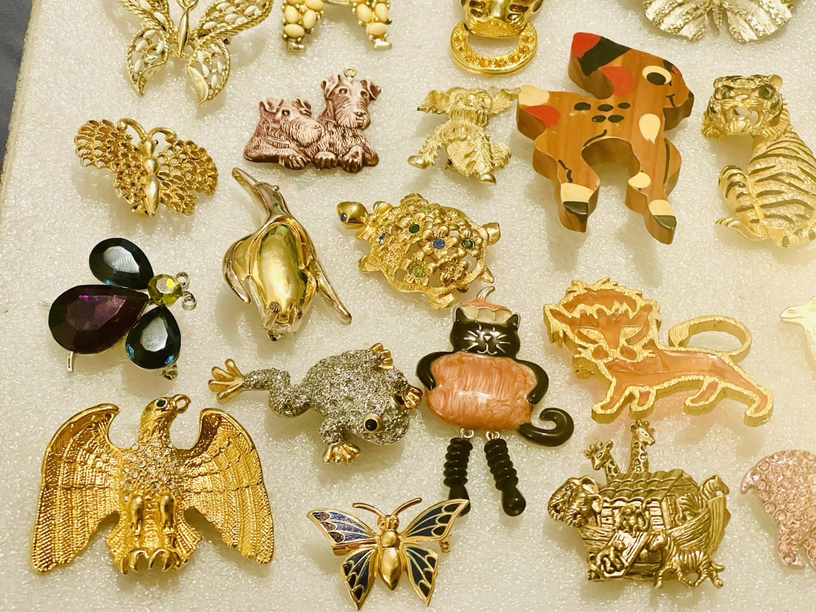 Huge Lot Different Vintage Animals Bugs Pins Necklaces Bracelet Lot