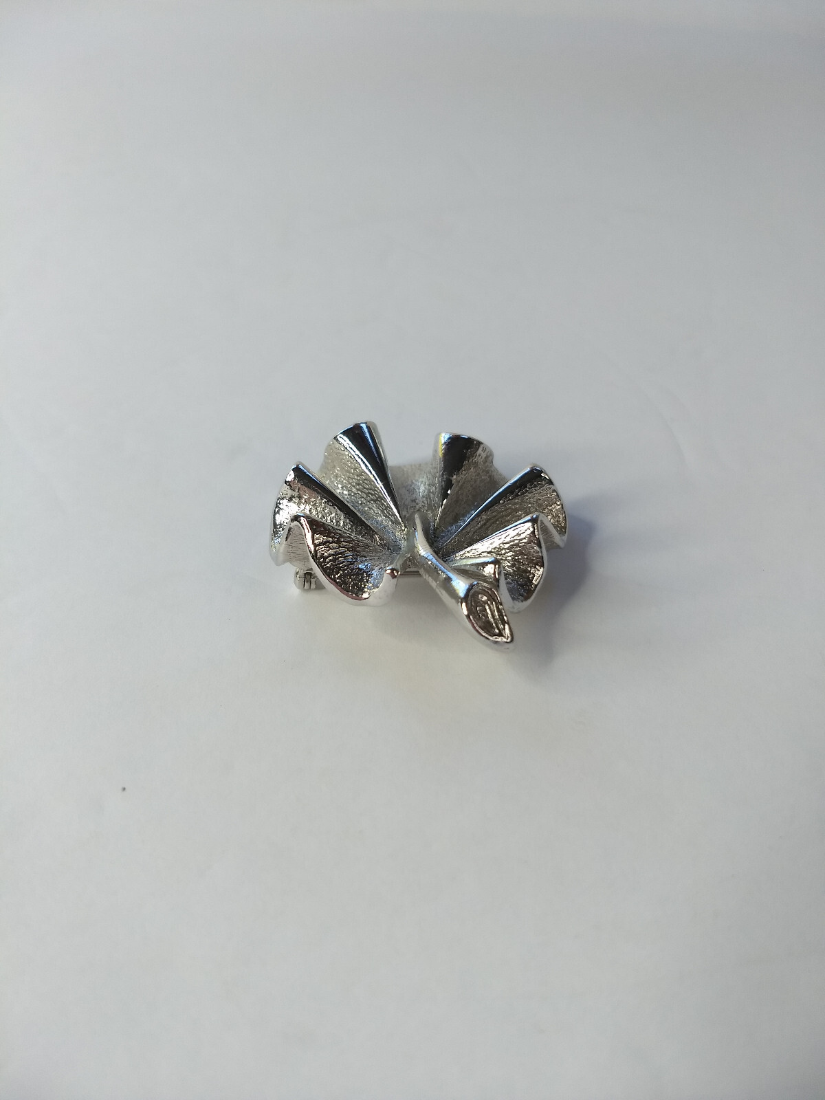 Sarah Coventry Silver Tone Rolling Leaf Pin Brooch Vintage Glam Nature