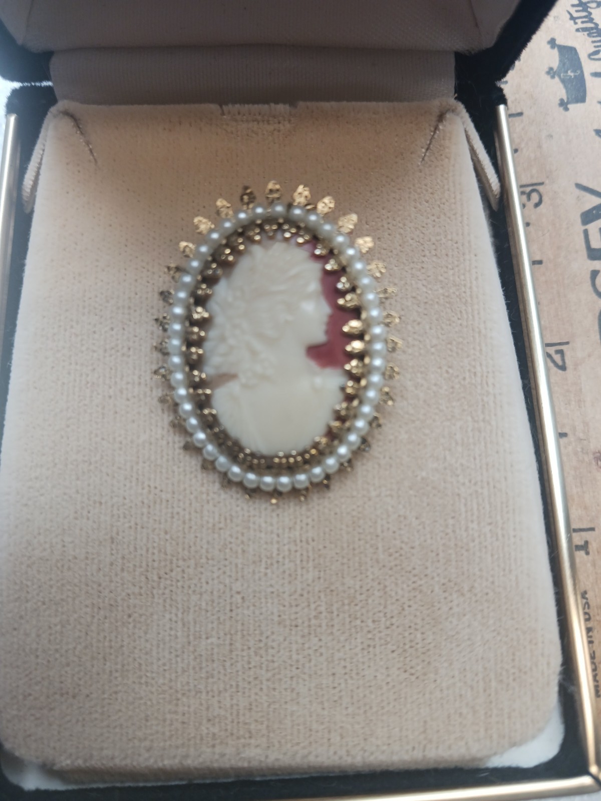 Vintage Cameo Brooch Old Antique Ladies Jewelry Pendant In Box