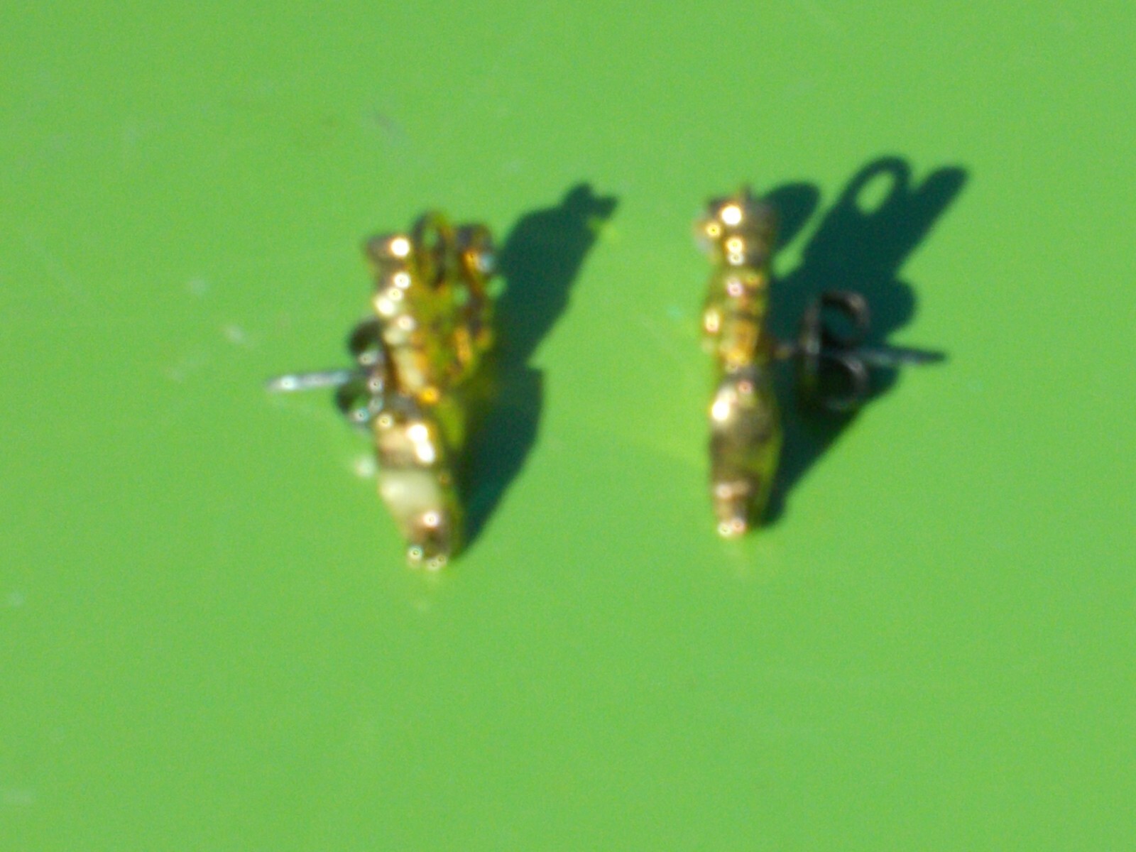 AVON VINTAGE ANGELS FLYING EARRINGS GOLD TONE FACETED CRYSTAL .75″ HOLIDAYS STUD