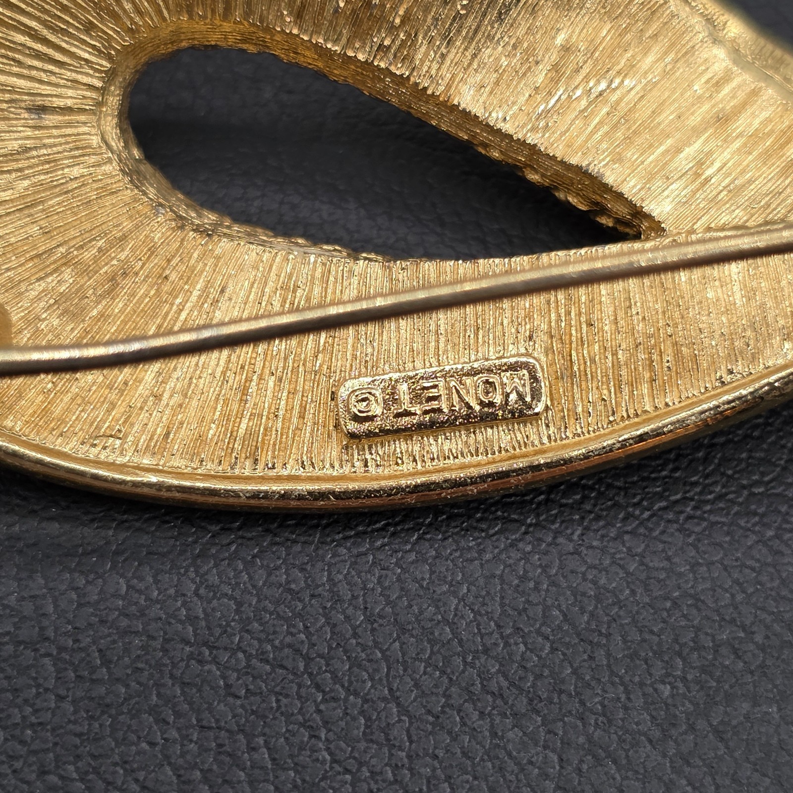Vintage Monet Unisex Adult Gold Tone Brooch Pin Paisley Twist 1.5″X2.5″ Elegant