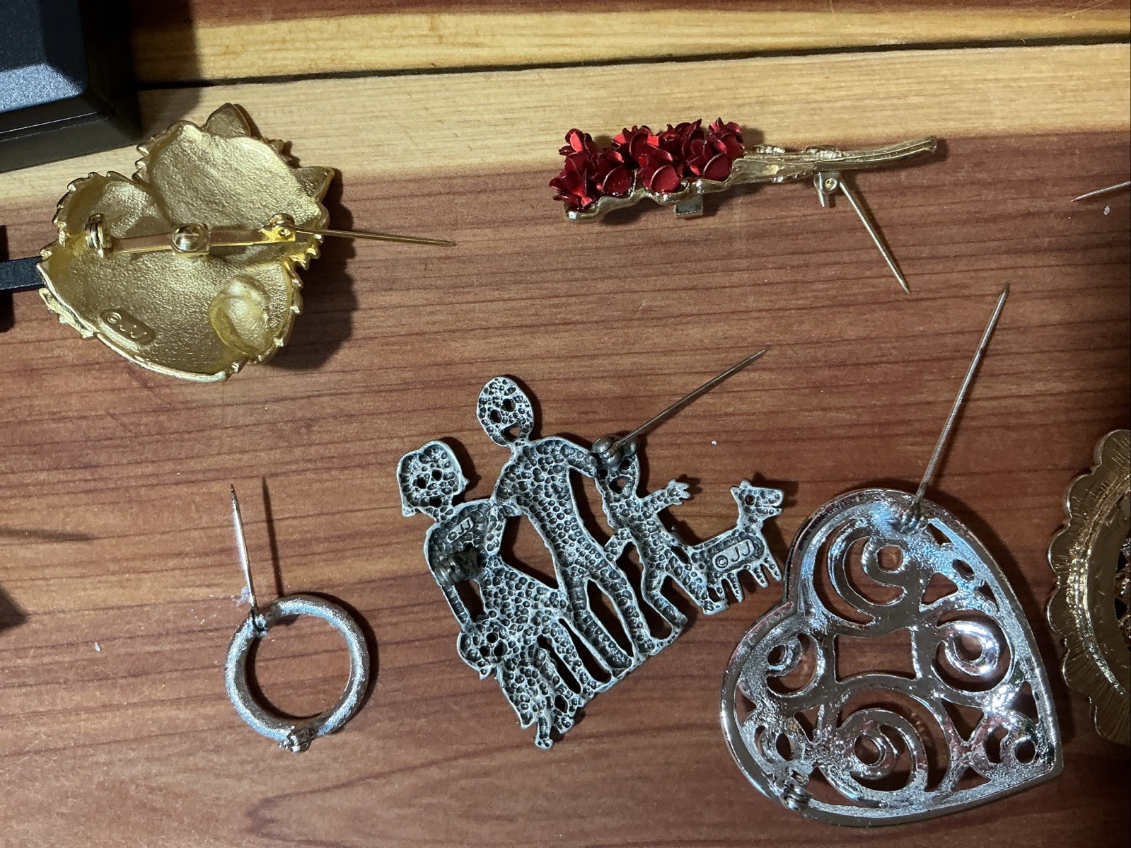 Vtg Jewelry Lot Of 10 JJ DM & Unsigned Mixed Metals Brooches Color Stones