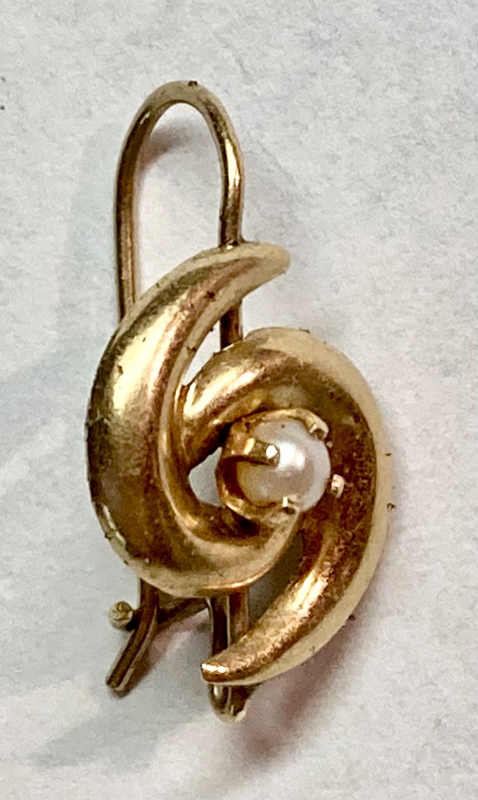 Mid century single antique 14K gold abstract swirl and natural pearl earring