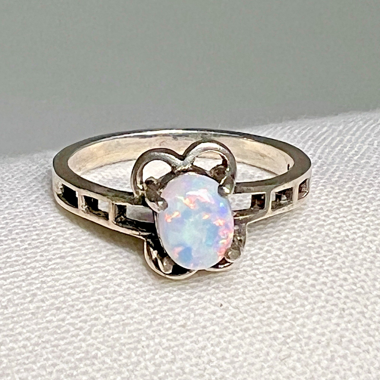 Sterling Silver Australian White Opal Ring Oval Cabochon Size 8 Vintage 2.5g