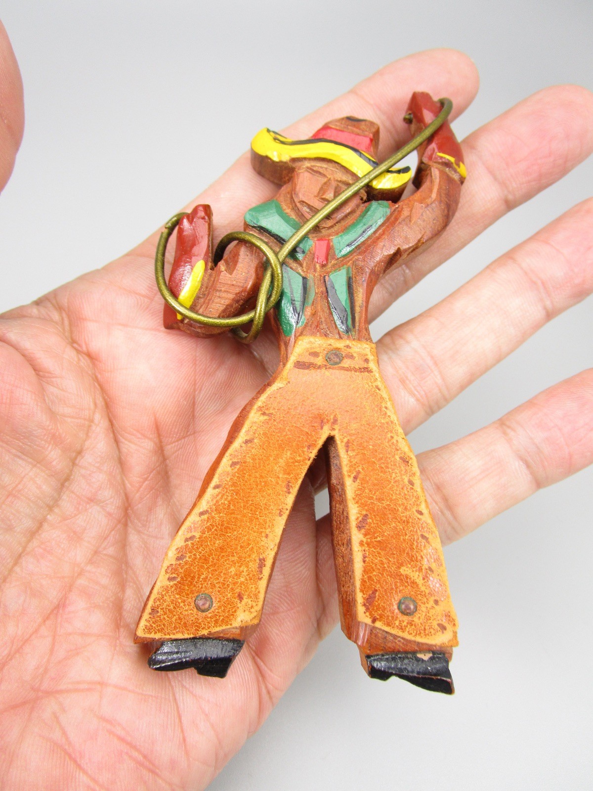 WONDERFUL VINTAGE 1940’S WOOD & LEATHER 4 1/4″ COWBOY W/ LASSO BROOCH PIN