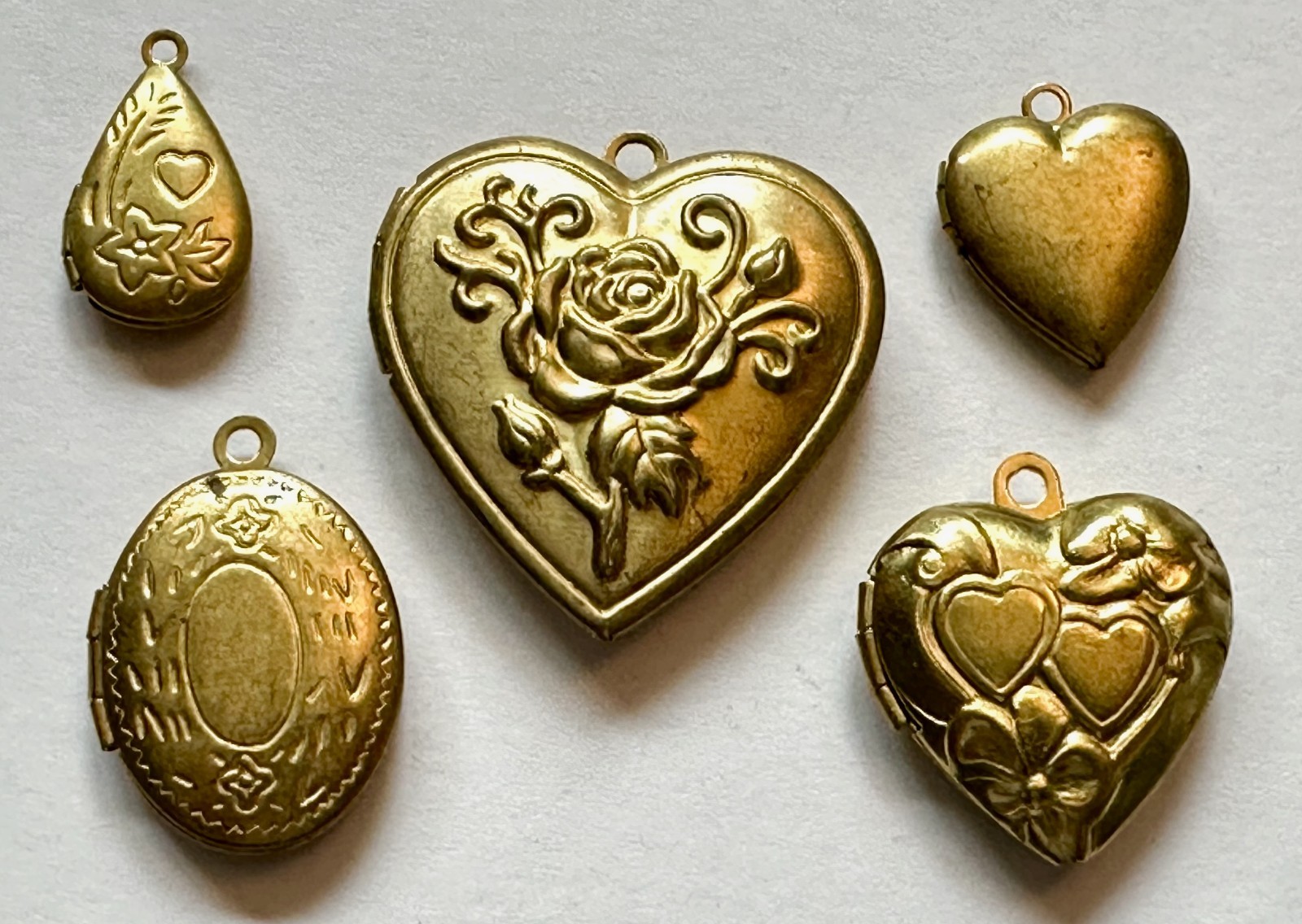 5 VINTAGE LOCKETS BRASS VARIETY HEART OVAL TEARDROP FLORAL DESIGN HEART READ