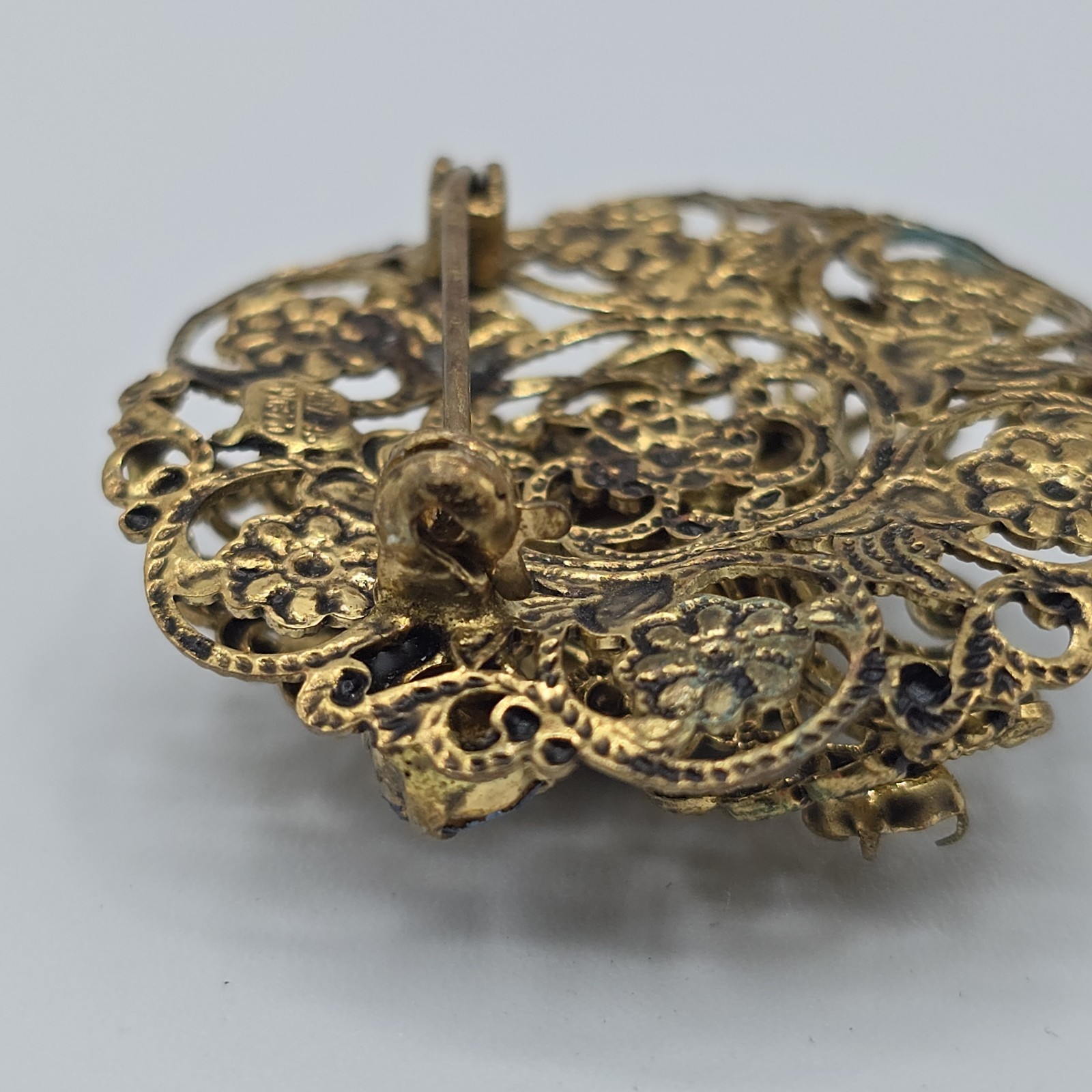 VTG Blue Glass Rhinestone Brooch Czechoslovakia Filigree Gold Tone 1-7/16″ READ