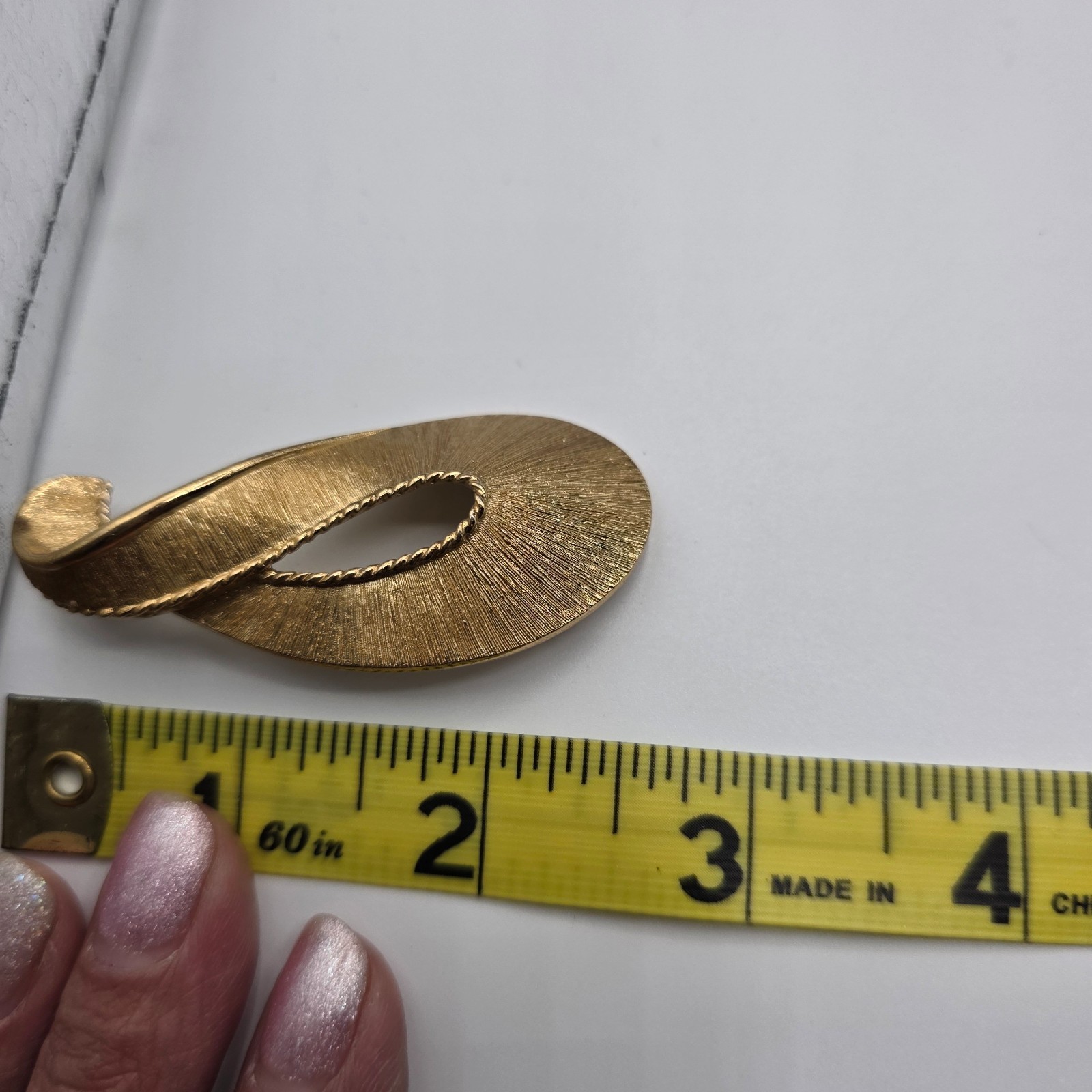 Vintage Monet Unisex Adult Gold Tone Brooch Pin Paisley Twist 1.5″X2.5″ Elegant