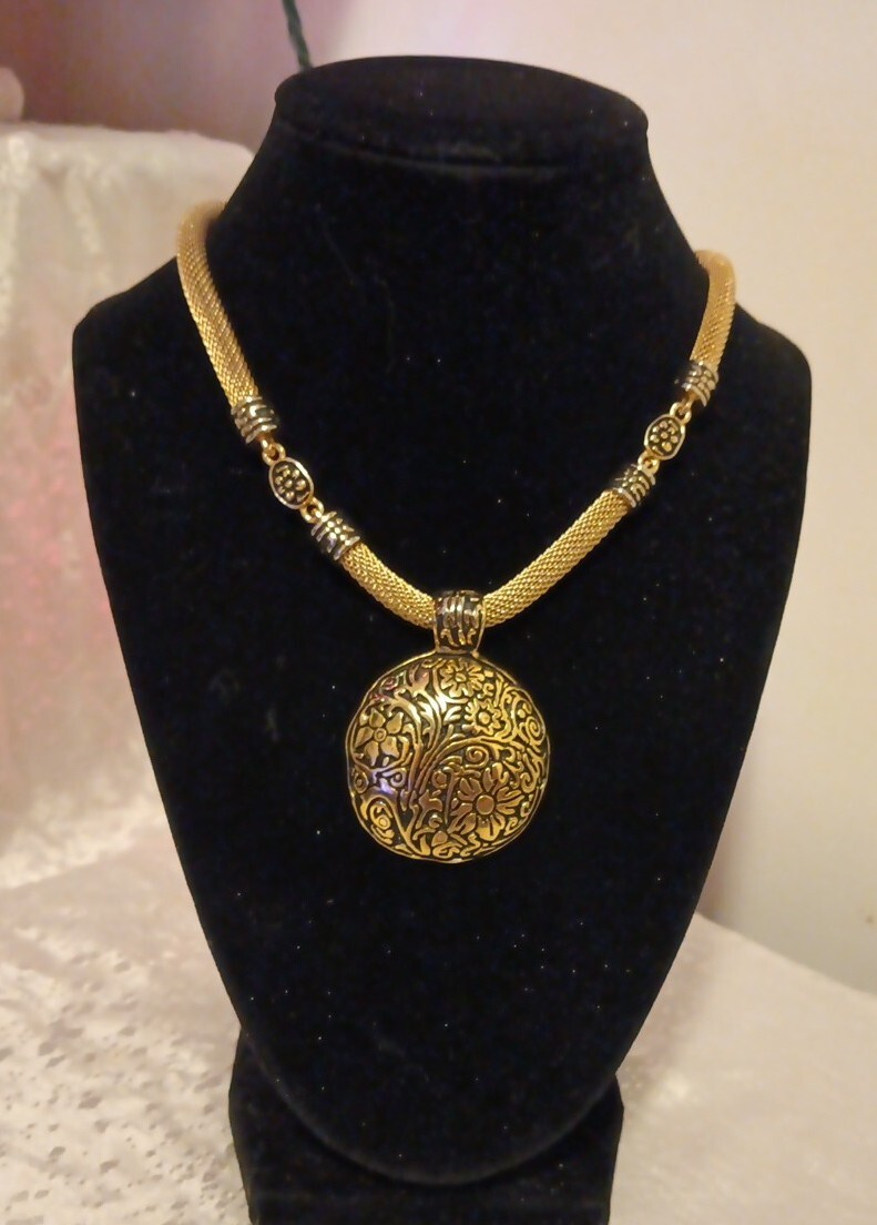 15″ Vintage Goldtone Cable Necklace 2″ Engraved Floral Design Round Pendant