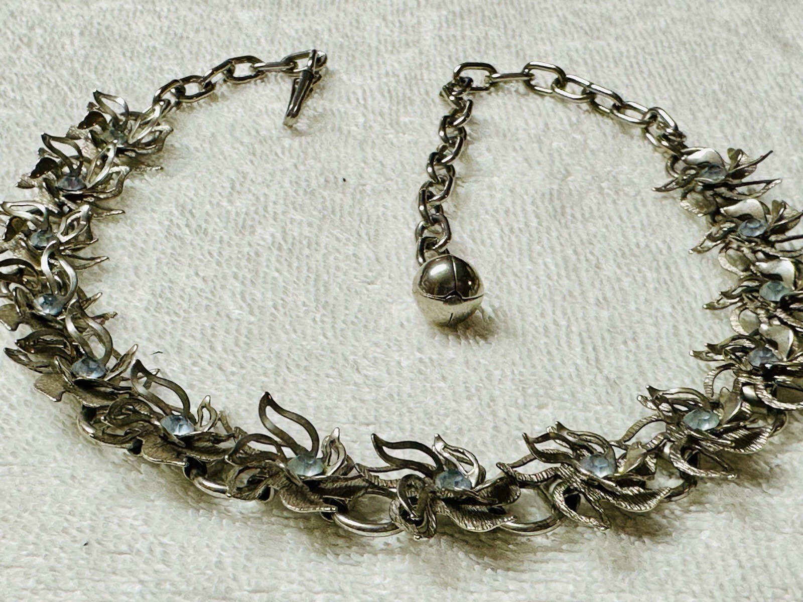Vintage Mid Century Raised Flower Blue Rhinestone Collar Choker Necklace n908