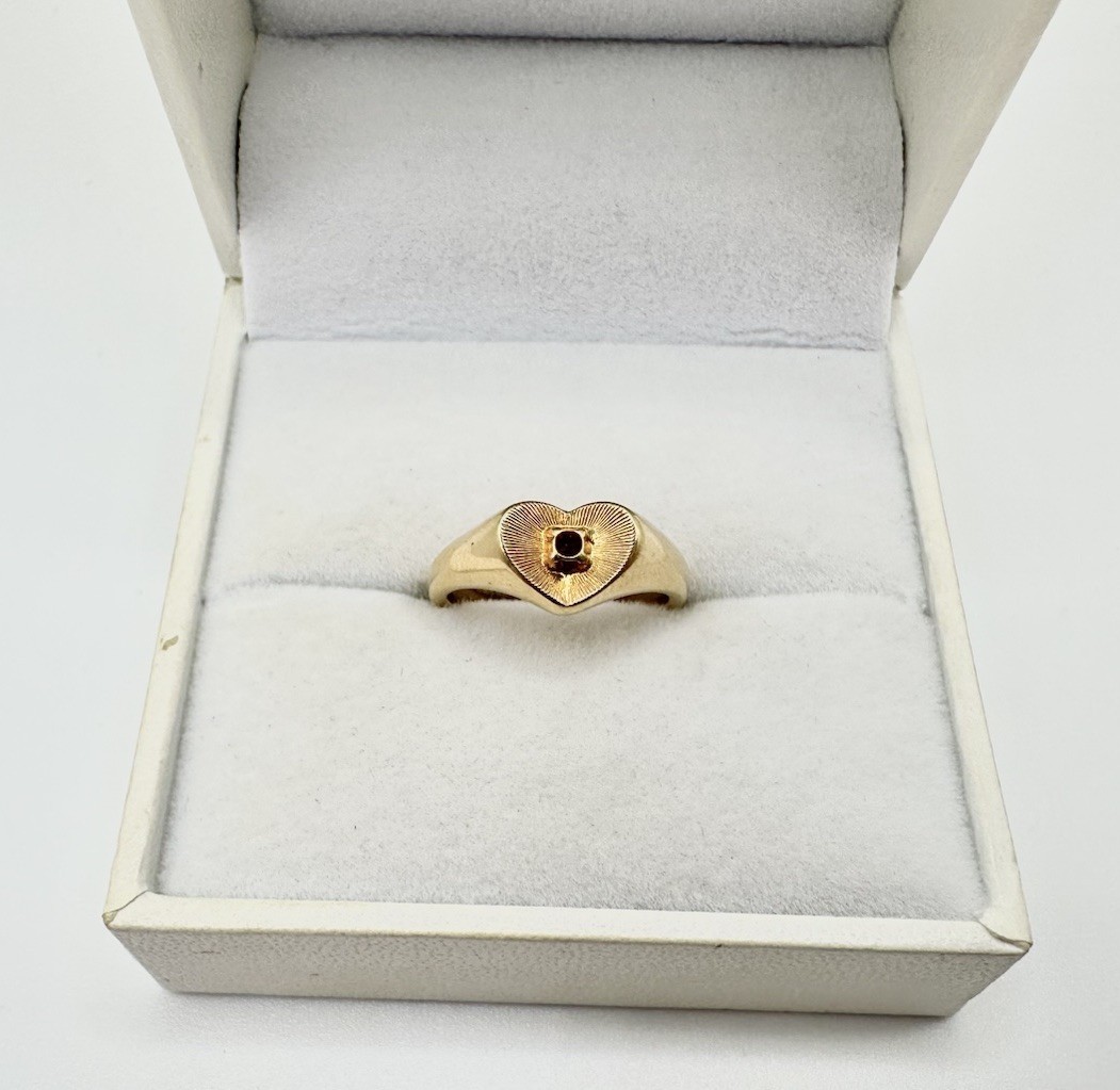 VTG Gold Tone Avon Heart Ring Red Rhinestone Sz5 Estate Sale Signed Trendy Read
