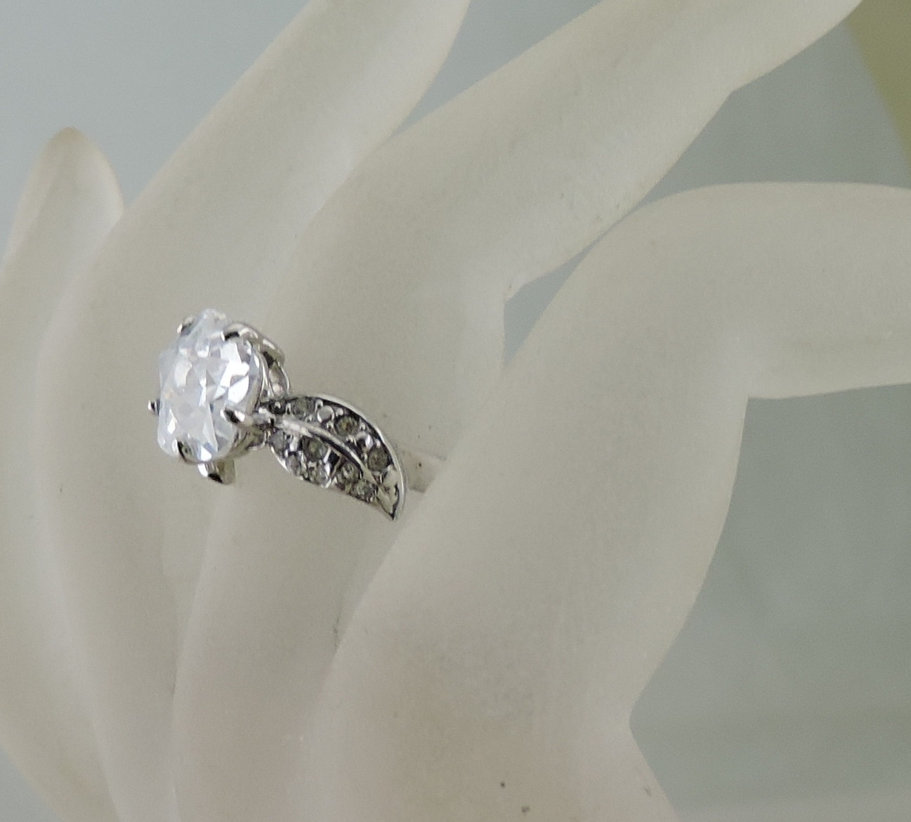 VINTAGE SILVER PLATED SOLITAIRE FLOWER ROUND CUT CRYSTAL RING SIZE 8