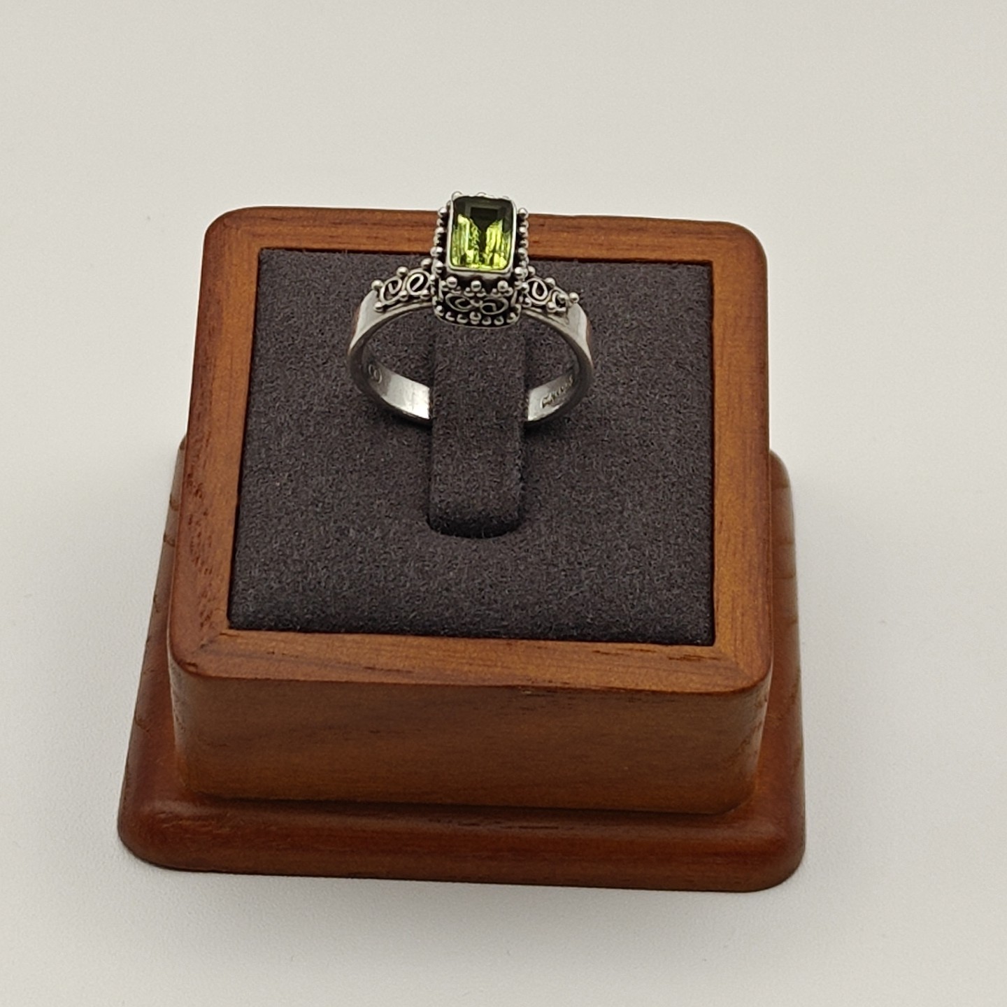 Vtg Sterling Silver Filigree Ring With Green Peridot Emerald Cut MNSN US 7.5