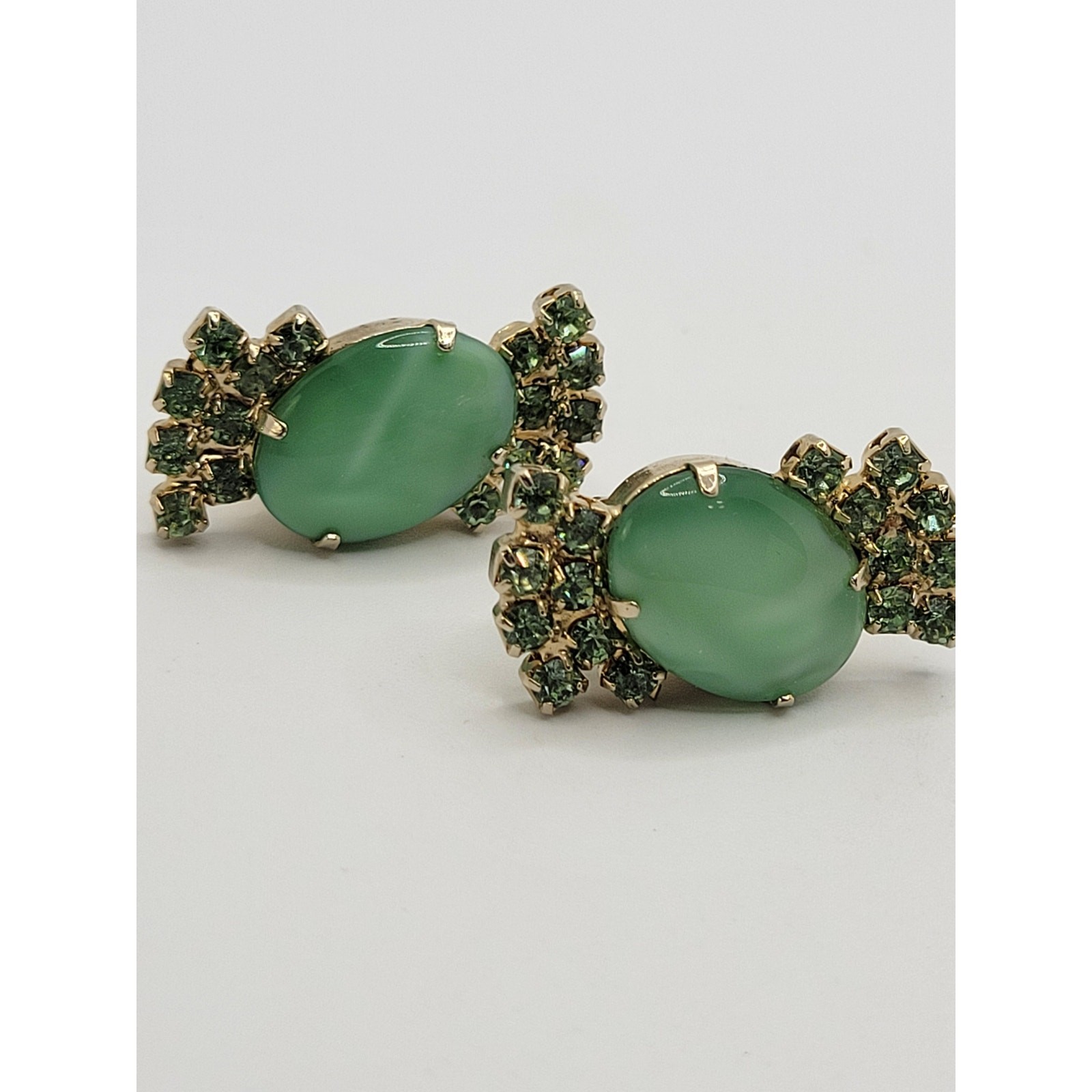 Light Green Glass Rhinestone Clip On Earrings Goldtone Prong Set Stones Gorgeous