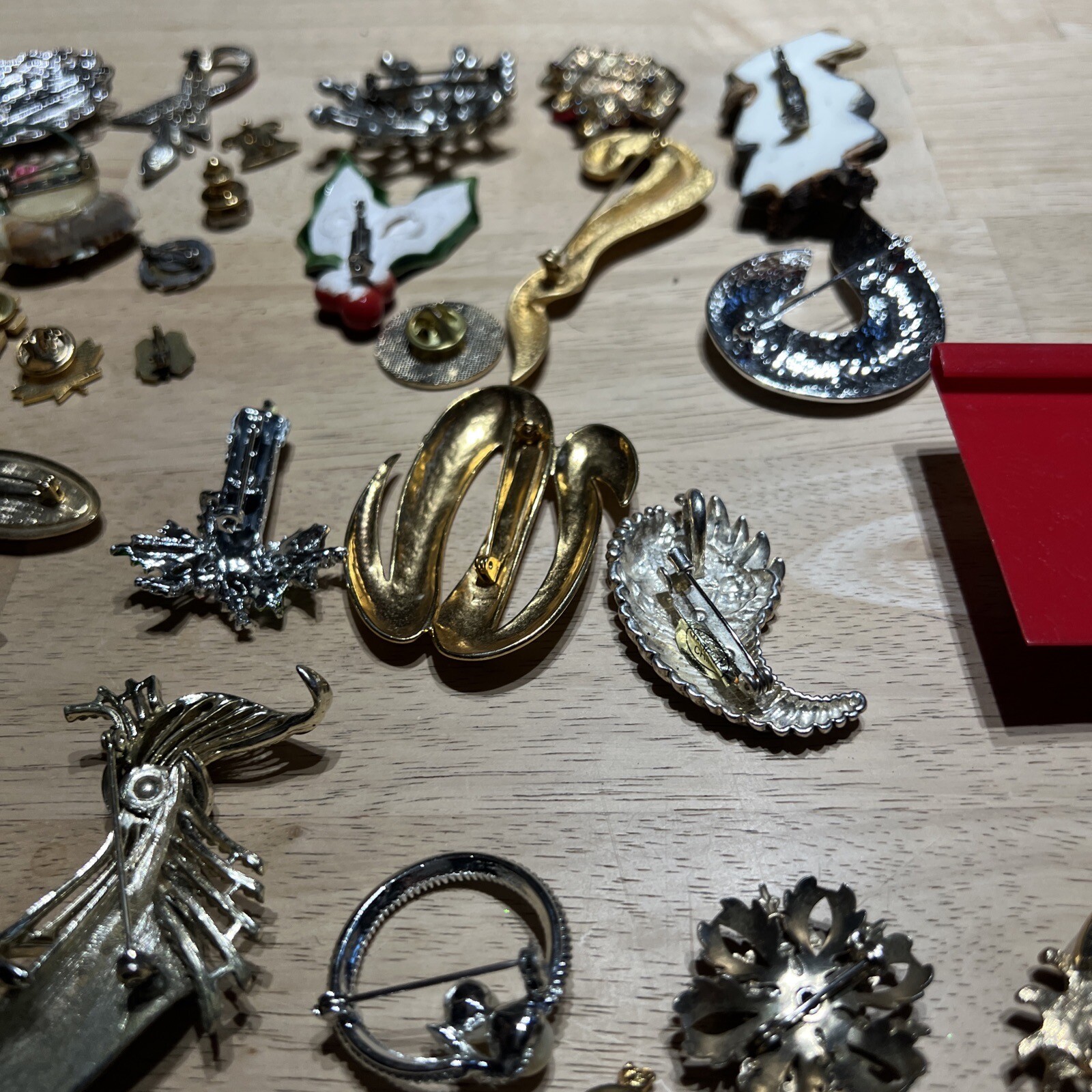 Vintage lot of Assorted Brooches / Pins. 43 Pieces.