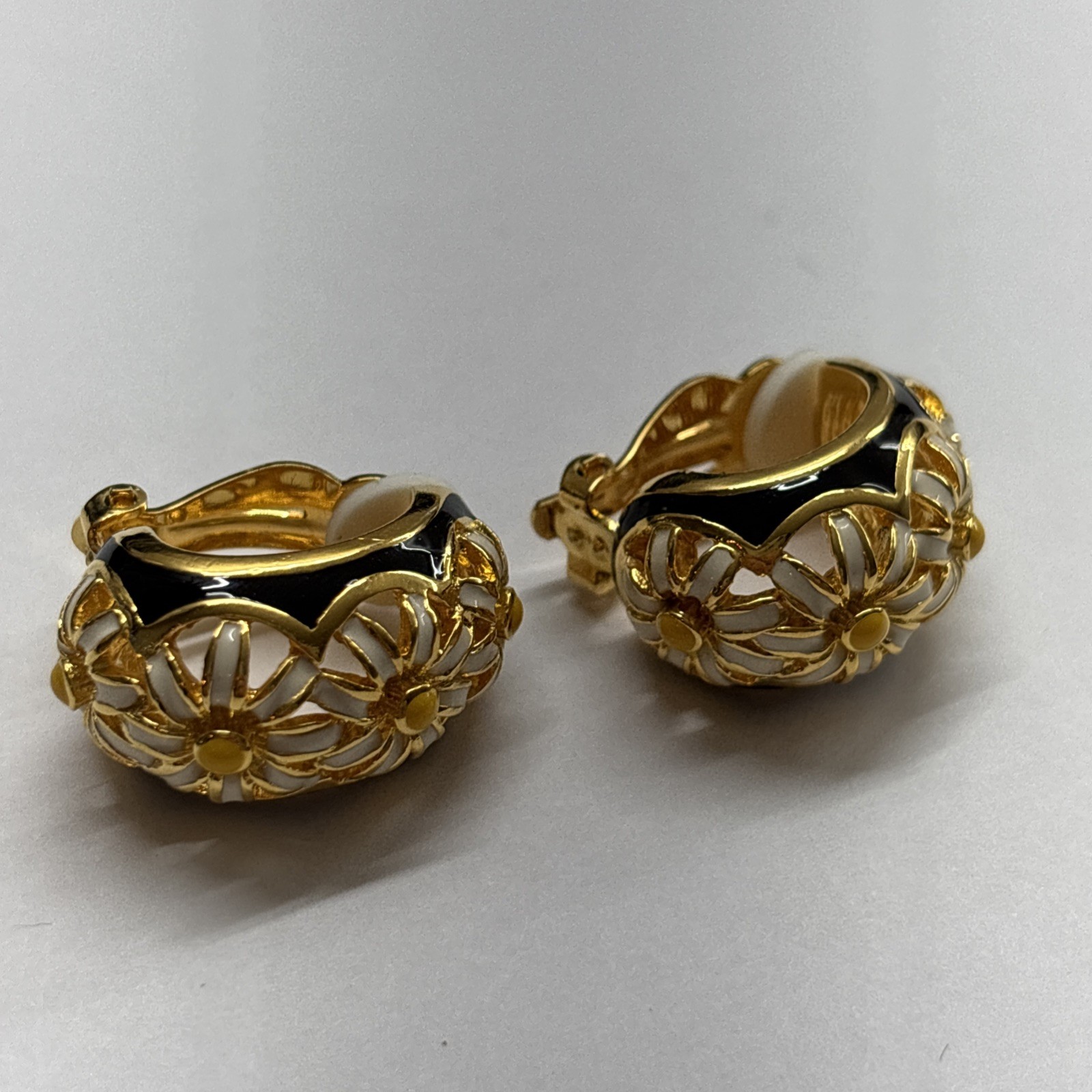JOAN RIVERS – EARRINGS CLIPS – GOLDTONE – ENAMEL – WHITE /YELLOW FLOWERS (C756)