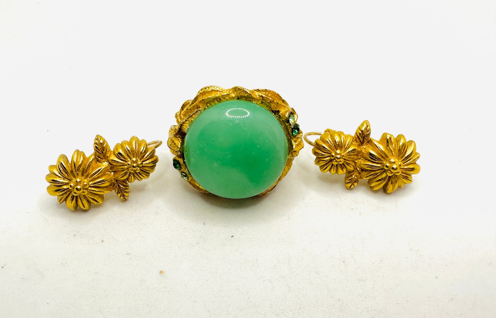 Vtg Matte Gold Tone Flower Daisy Monet Earrings & Green Faux Jade Cabochon Ring