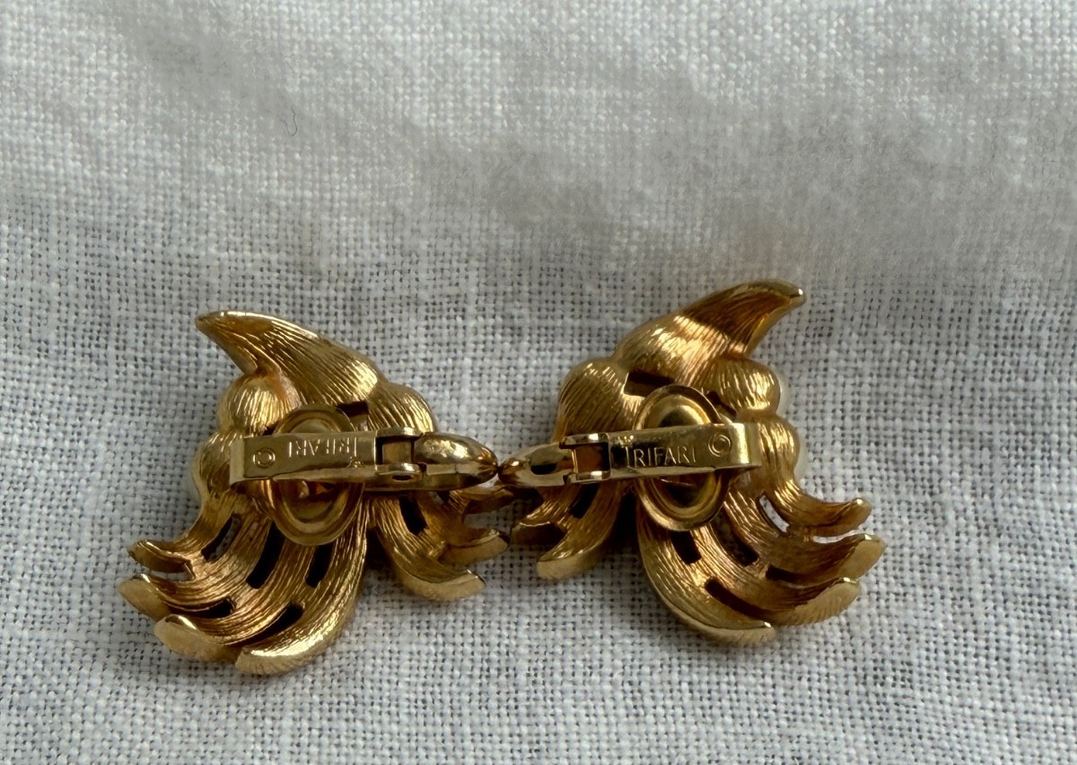 Vintage stunning Crown Trifari gold tone faux pearl spray clip on earrings