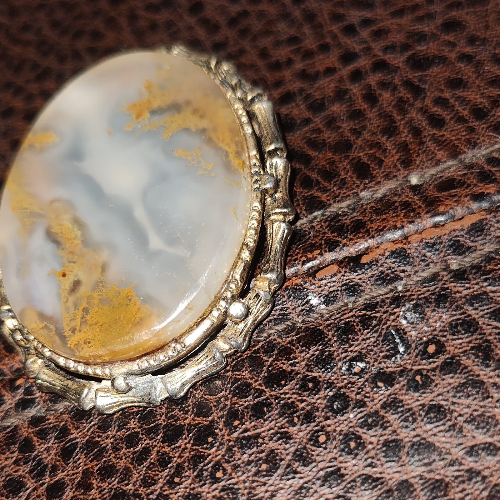 Oval White Gray Yellow Agate Brooch Pin Gold Tone Bezel Setting Unisex