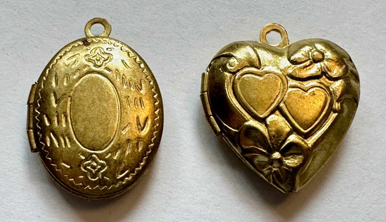 5 VINTAGE LOCKETS BRASS VARIETY HEART OVAL TEARDROP FLORAL DESIGN HEART READ