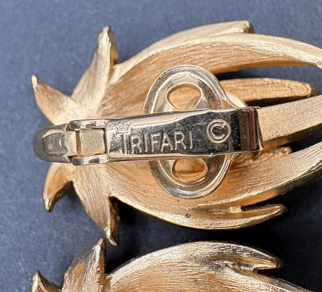 Vintage Crown Trifari Flower Plant Brushed Shiny Gold Tone Clip on Earrings 1″
