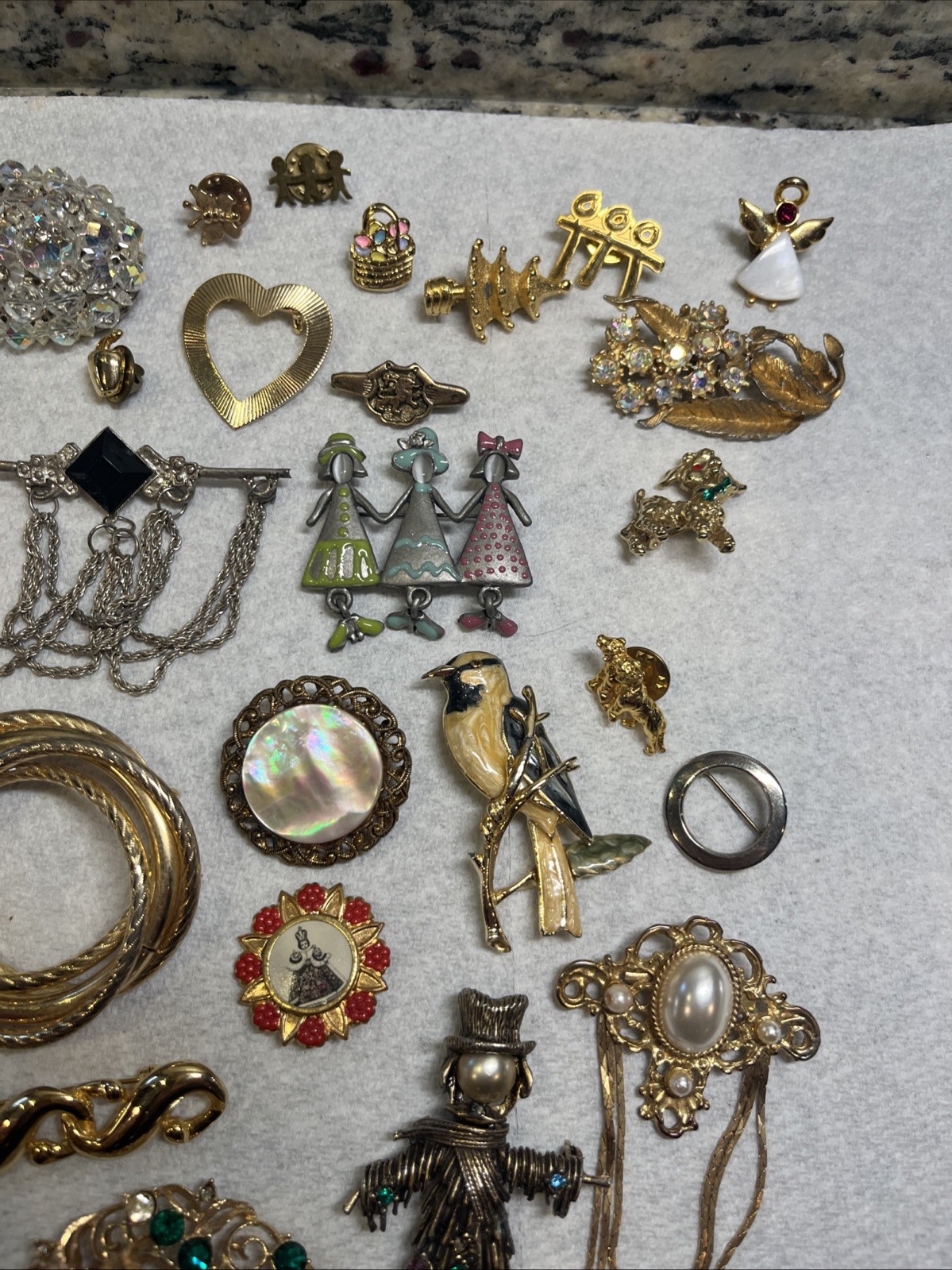 Vintage Brooch Pin Lot Gold Tone Silver Tone Mixed Materials 33 Pc Stones Ect