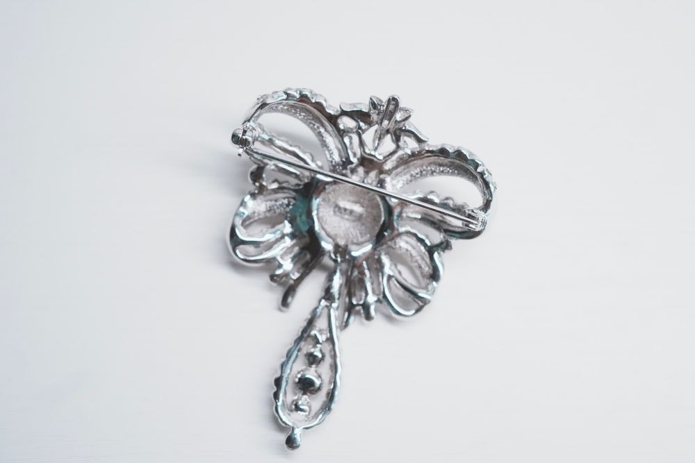 Vintage brooch Gablonz rhinestone bow silver-toned 6.5 cm.