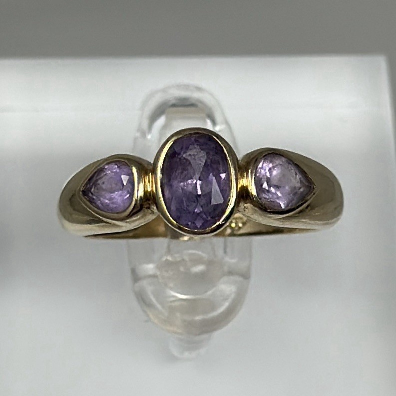 Vintage 14kp Yellow Gold Oval Amethyst Teardrop Side Stones Bezel Ring Size 7