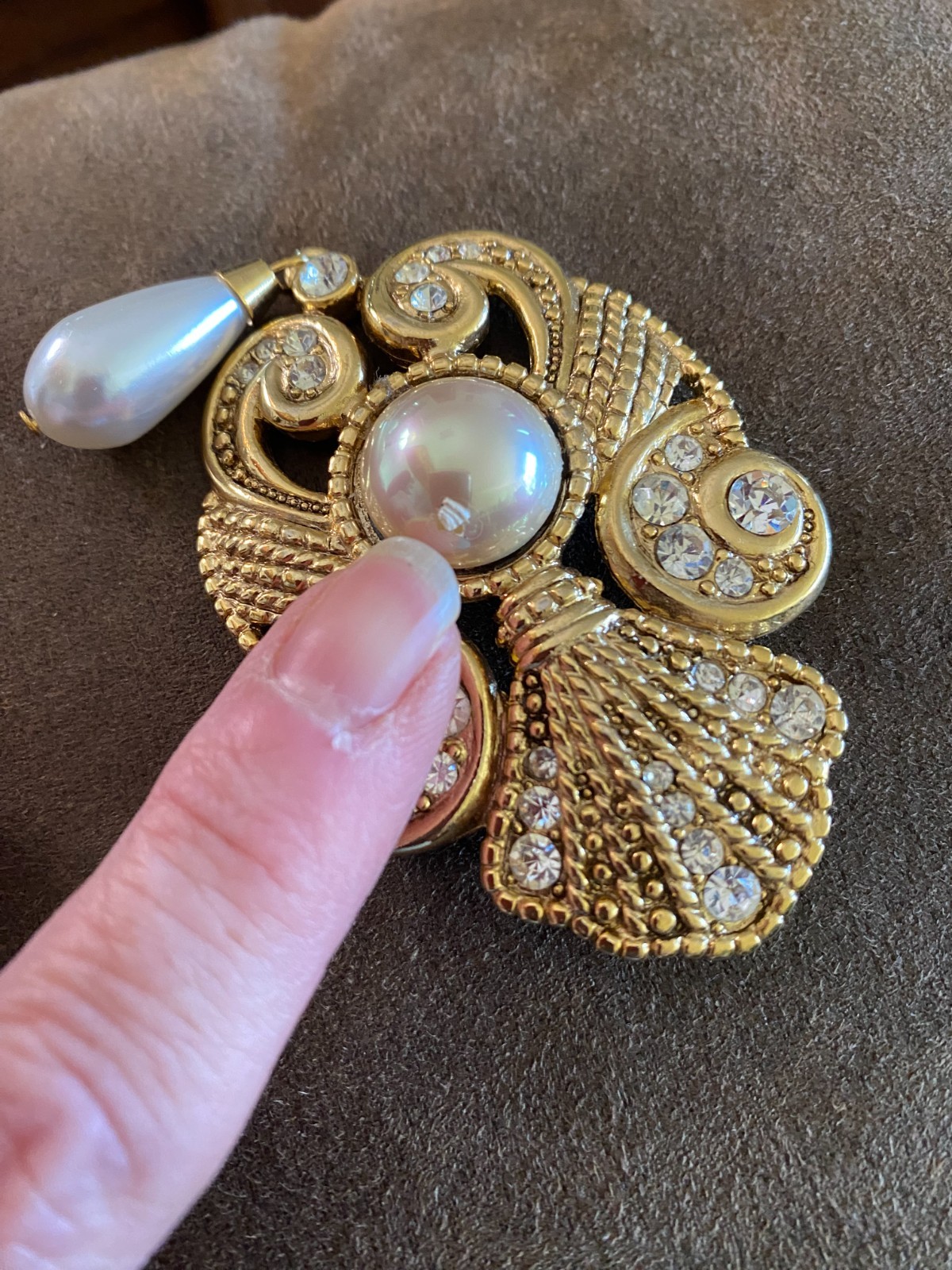 Jeff Lieb Gold Tone Faux Pearl & Clear Rhinestone Brooch Signed 4×2″