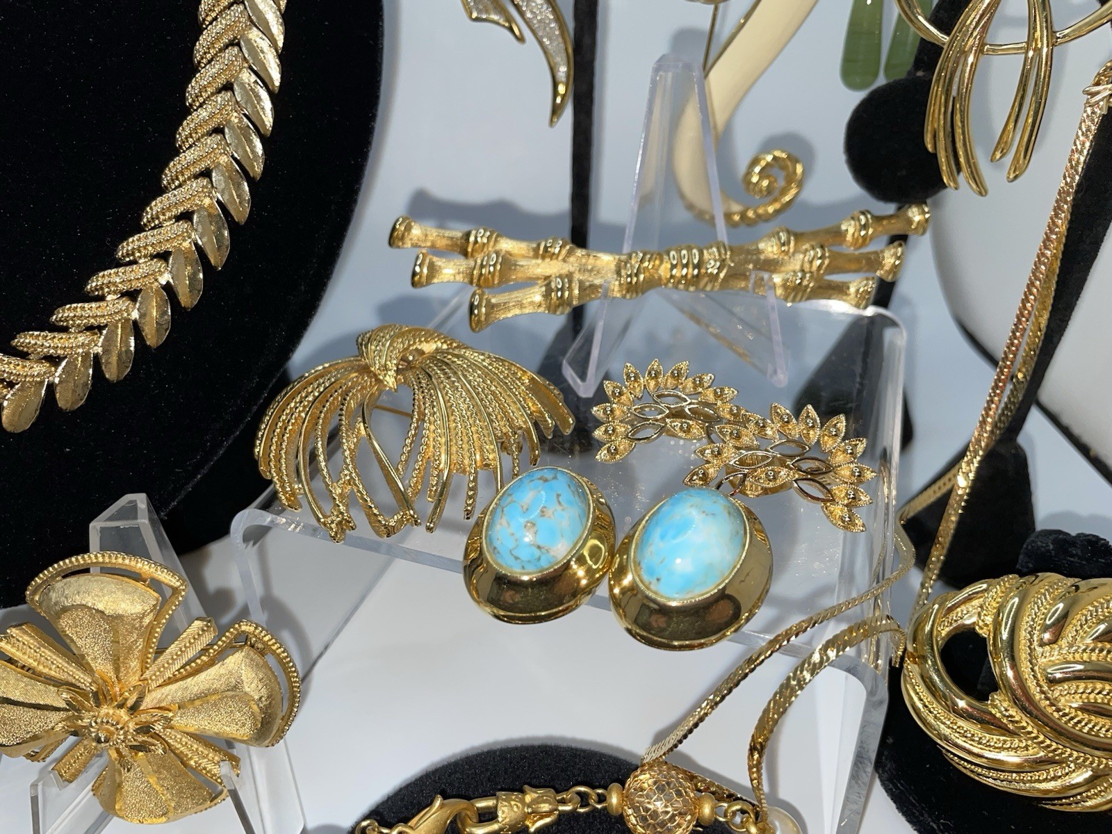 29 Pcs Vintage Gold Tone High End Jewelry Brooch Necklace Earrings Bracelet Lot