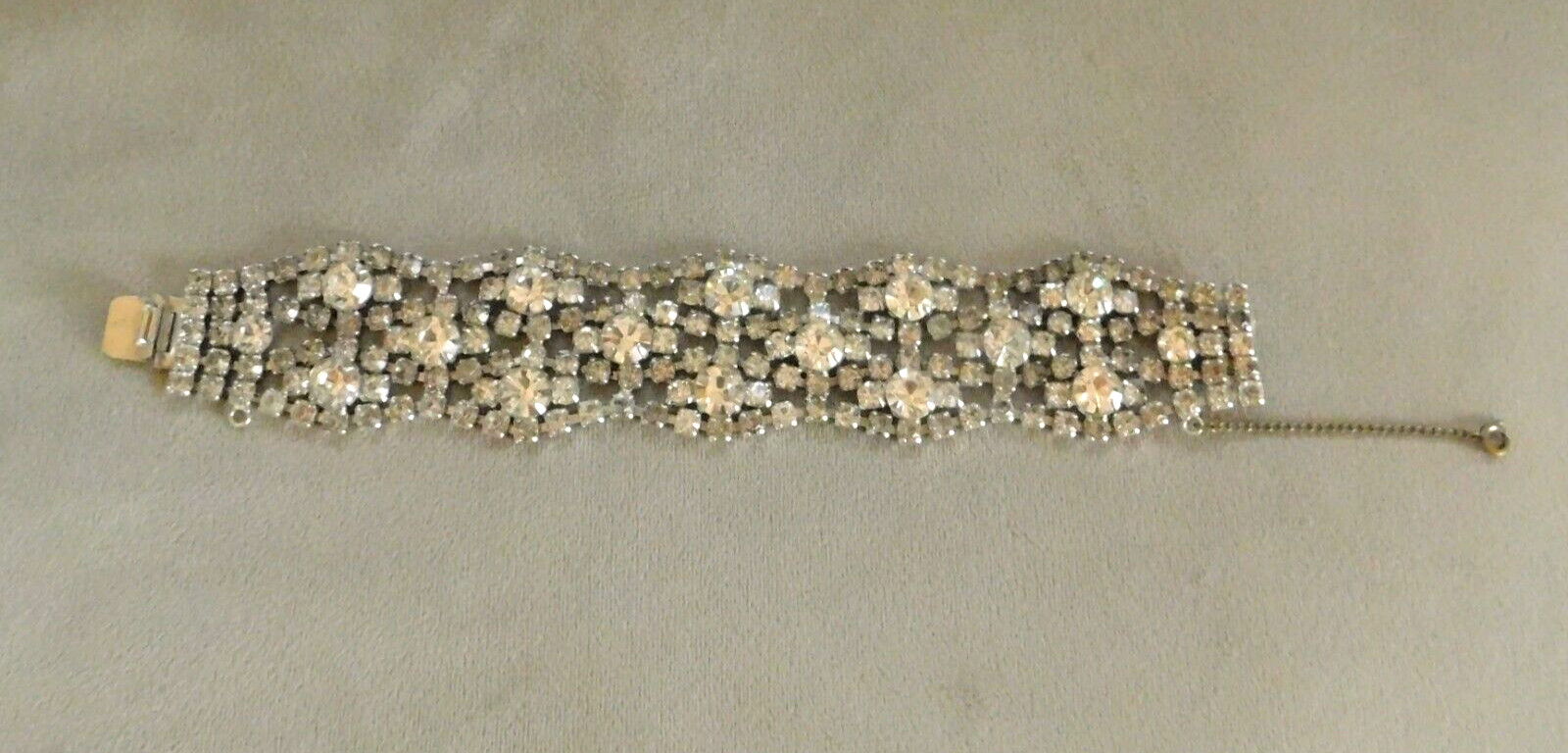 VINTAGE ART DECO LIGHT GRAY and CLEAR RHINESTONE CUFF BRACELET 7 1/4″ long