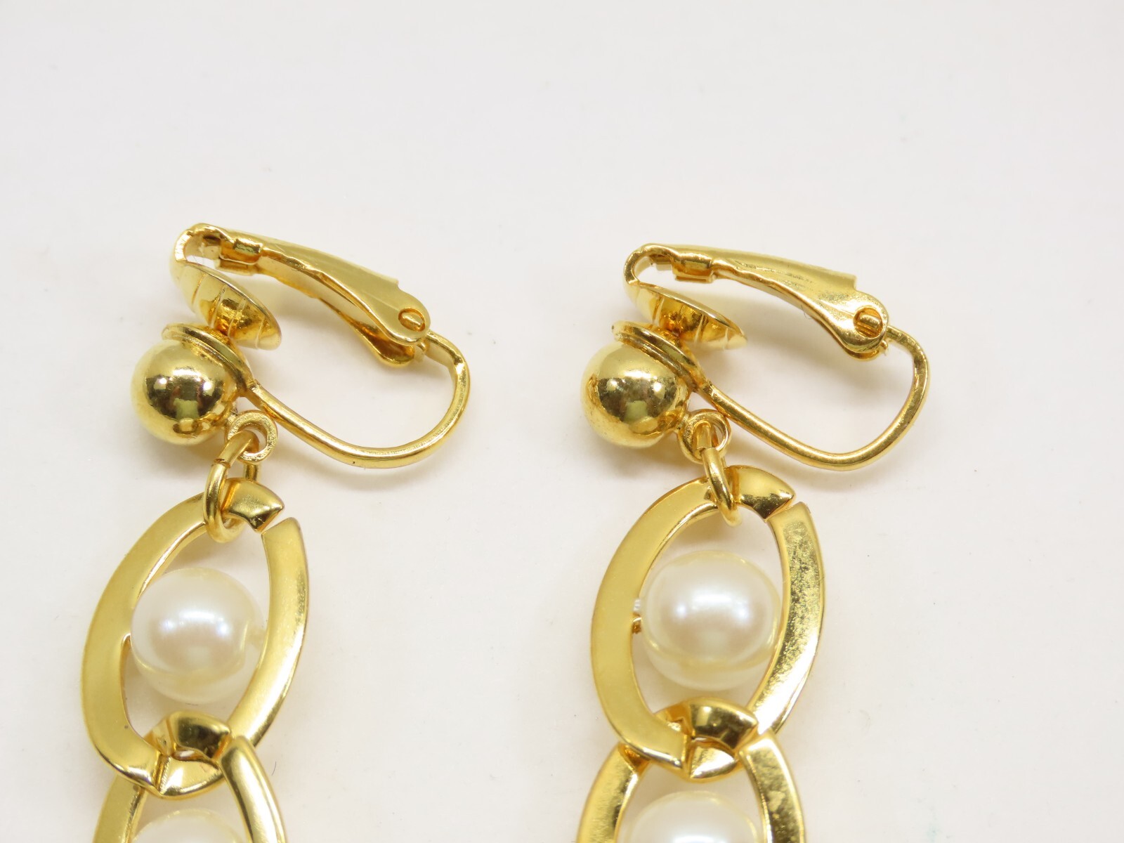 VTG Avon Earrings Dangle Faux Pearl Clip On Gold Tone Triple Chain Link D2564
