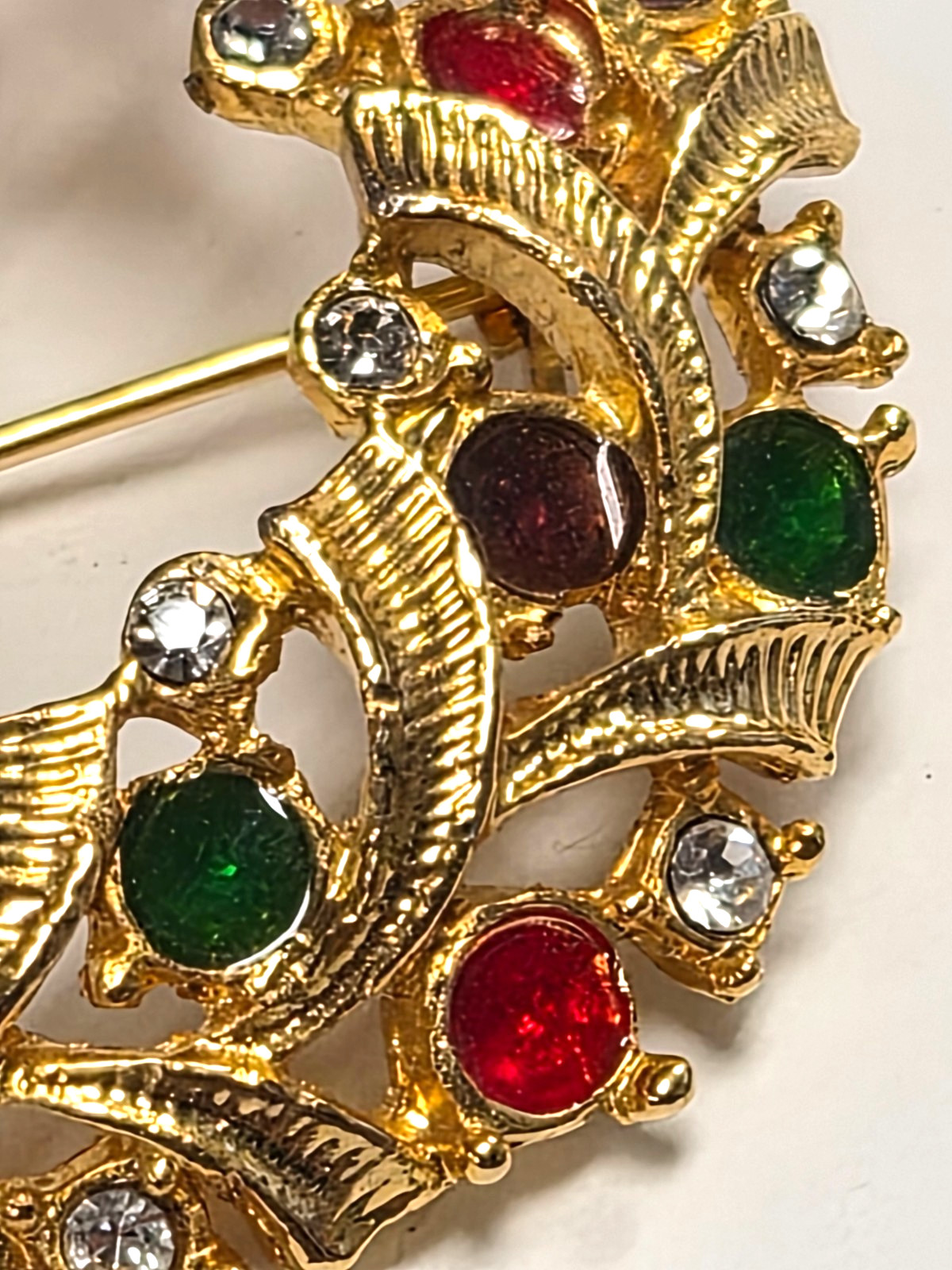 Vintage Gold Tone Rhinestone & Enamel Christmas Wreath Pin / Brooch