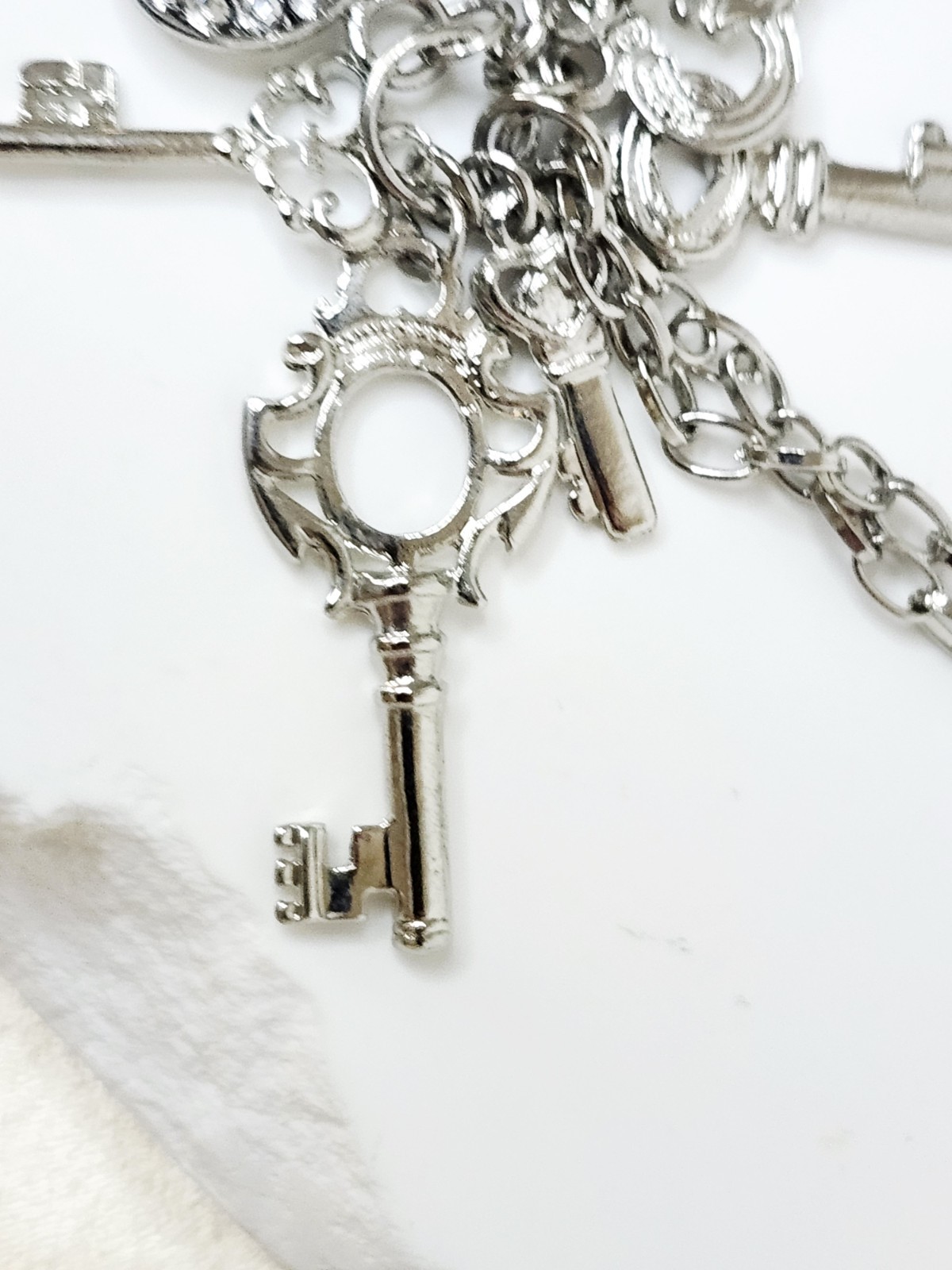 Vintage Silver Tone Multi Key Charm Chain Necklace – 24″