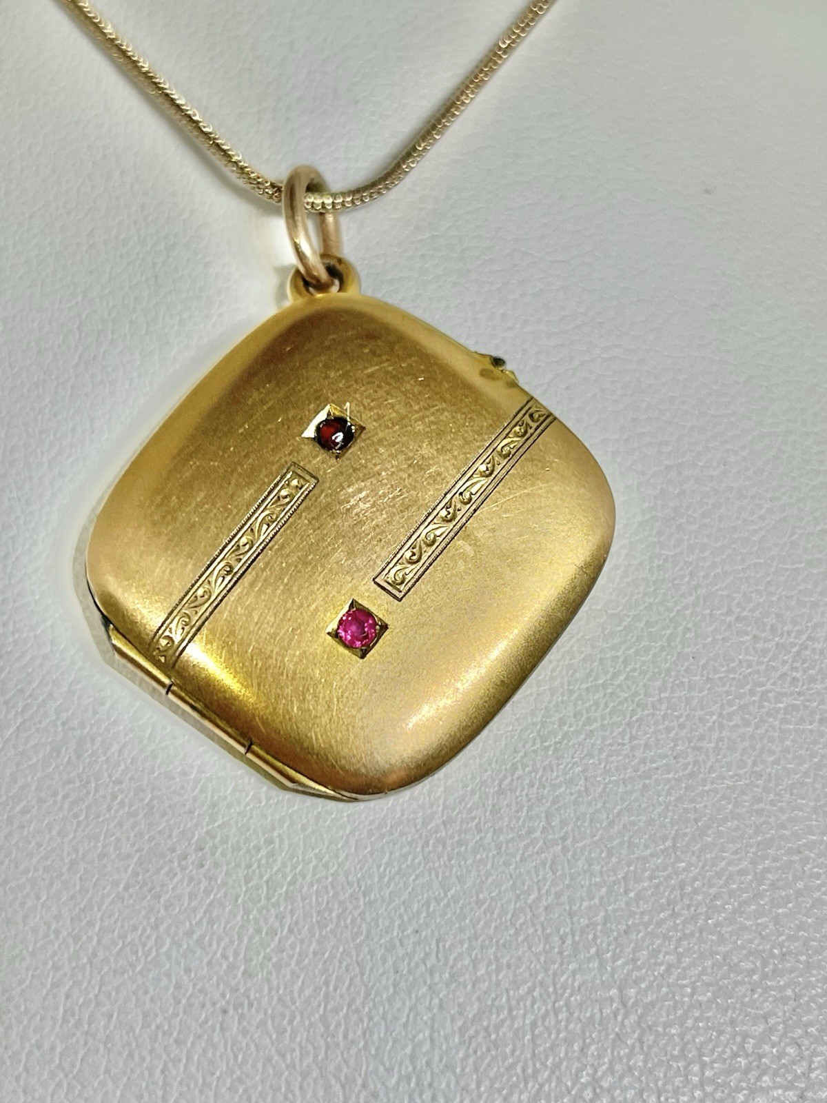 Art Deco Rolled Gold Kite Shaped Engraved Enamel Black Line Pendant Necklace 18”
