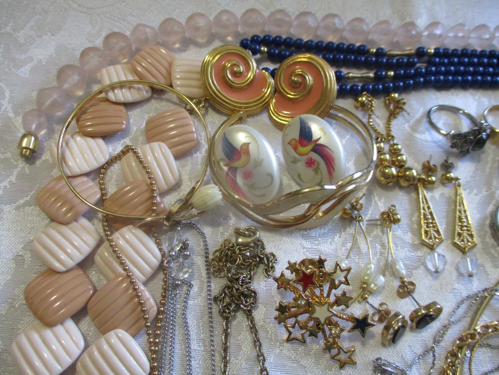 VINTAGE JEWELRY LOT 50 ALL SIGNED AVON NECKLACE BRACELET BROOCH PIERCED EARRINGS