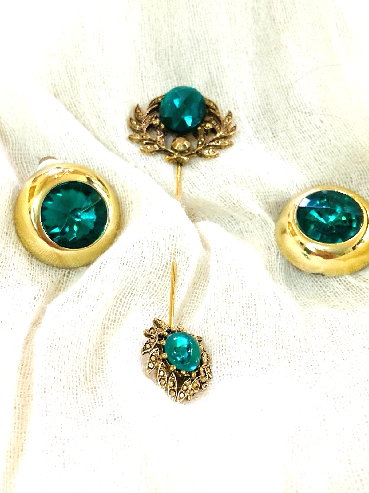 Vtg 2pc.vtg Gold Tone Earrings Grn Facet Faux Emerald & Filigree Stick Pin.