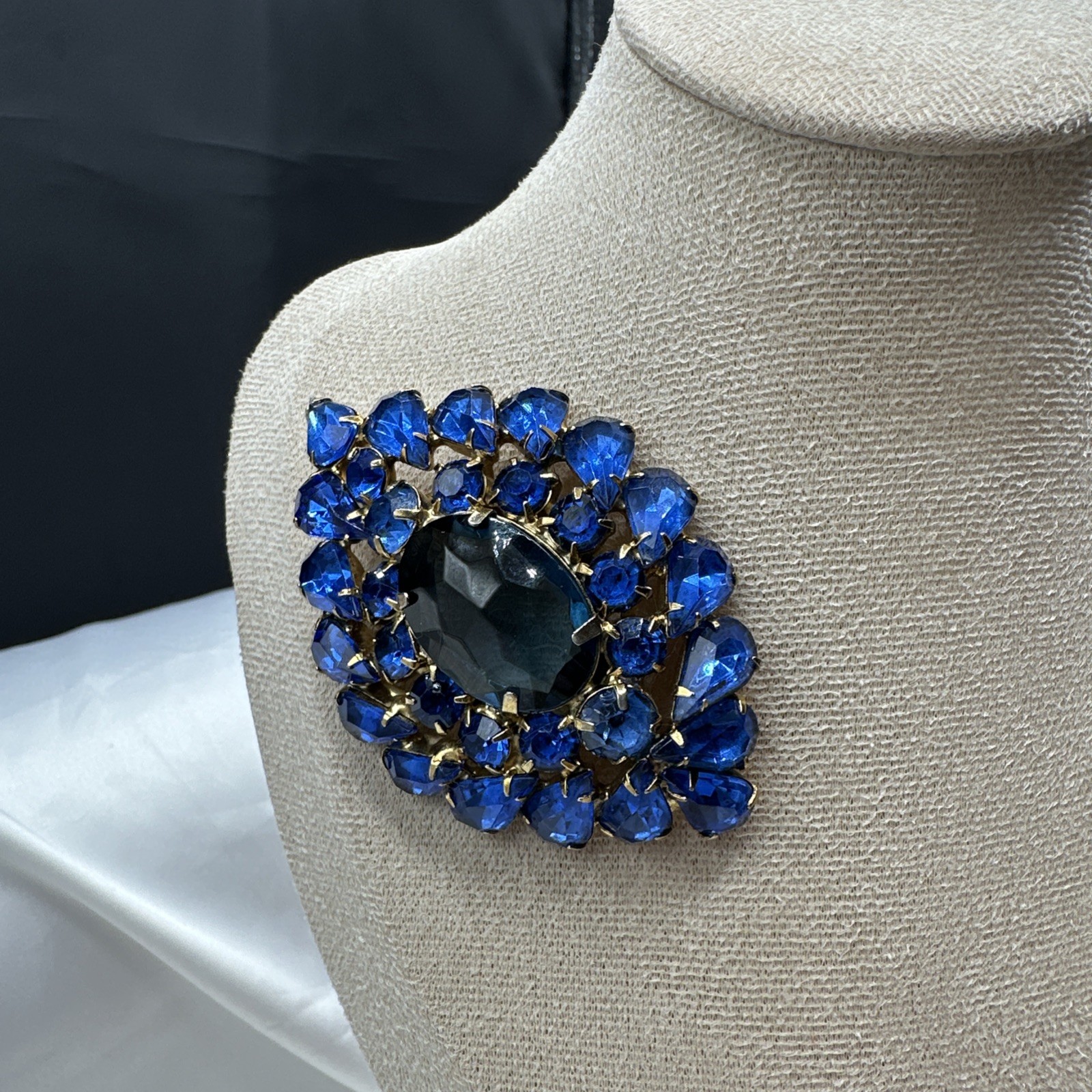 Vtg Unique Exclusive Oval Domed Blue Austrian Crystal Brooch. See pics.