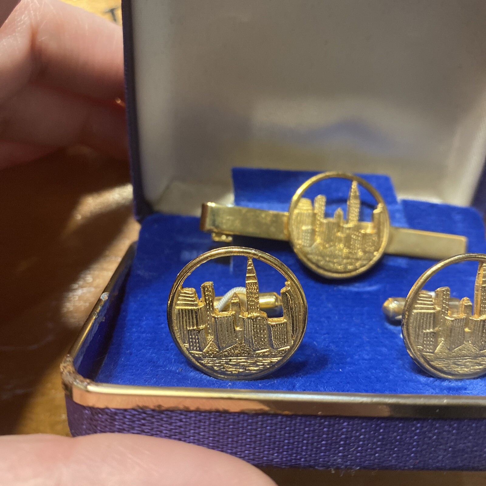 Vintage NYC Skyline Cufflinks Tie Bar Set New York City Gold Tone Skyscraper Box